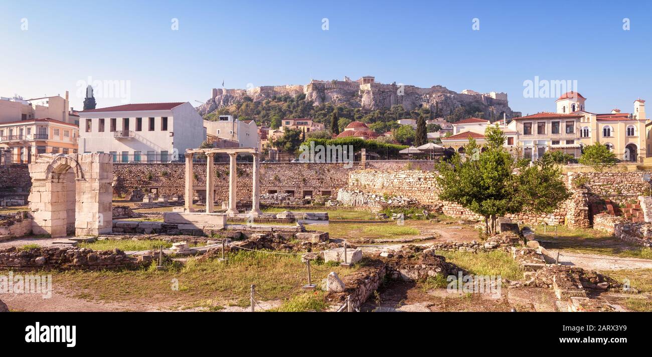 Panoramablick auf die Bibliothek von Hadrian, Athen, Griechenland. Es ist eines der wichtigsten Wahrzeichen Athens. Panorama-Panorama des Athener Zentrums mit Uralten Gre Stockfoto