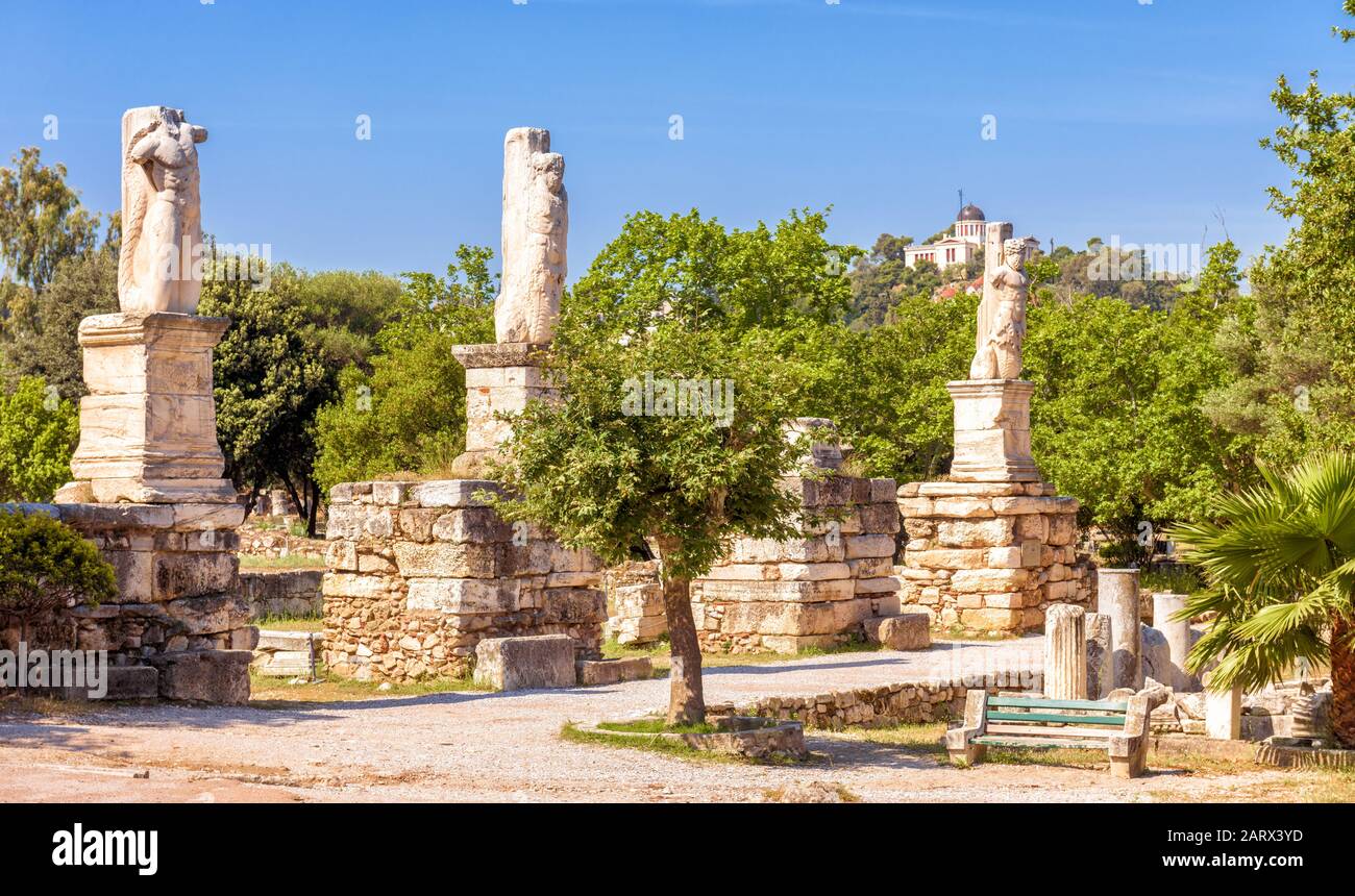 Panorama der Antiken Agora, Athen, Griechenland. Es ist eine der wichtigsten Touristenattraktionen Athens. Malerische Aussicht auf den historischen Park im Athen c Stockfoto