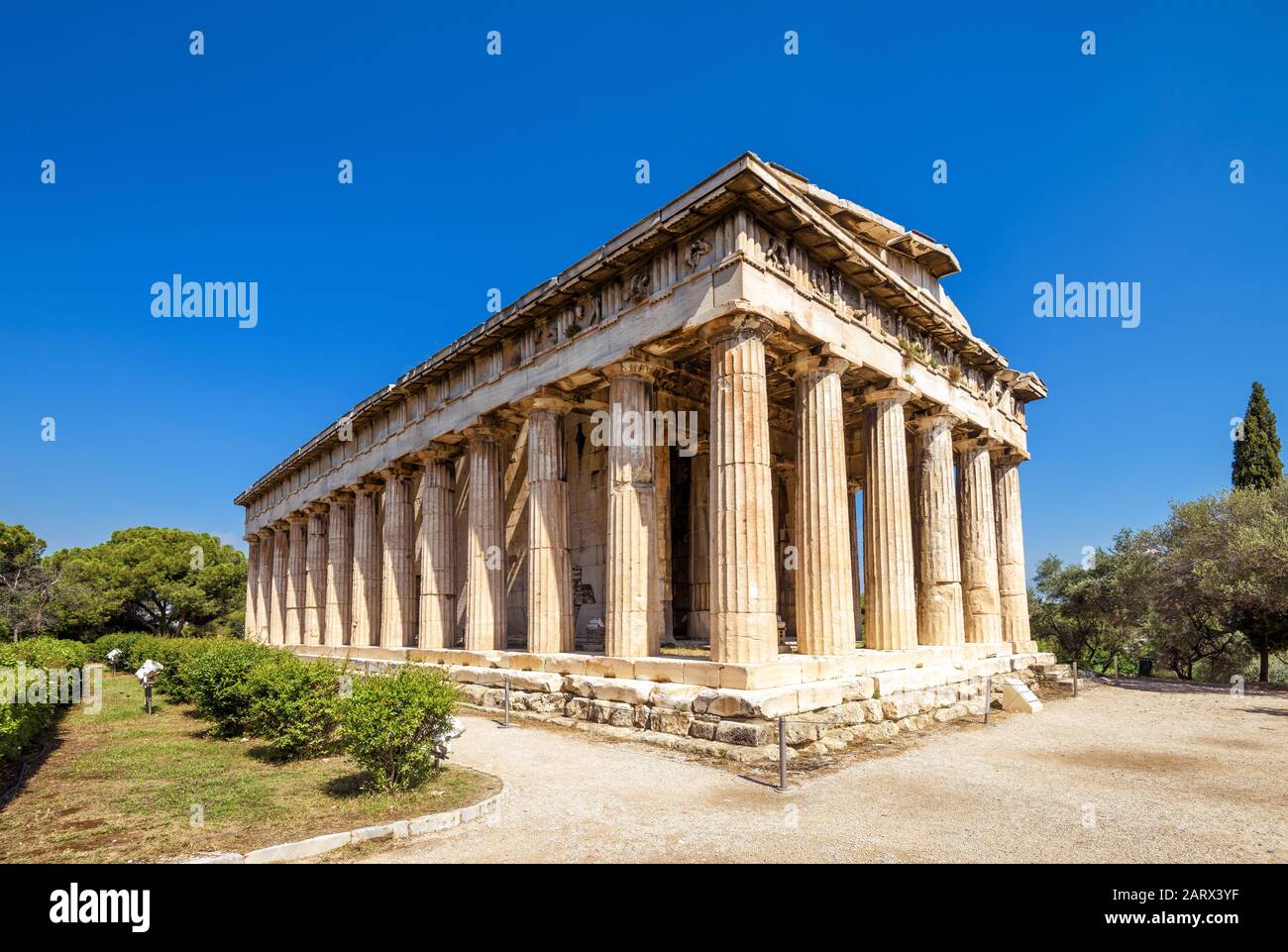 Tempel des Hephaistos in Agora, Athen, Griechenland. Es ist eine der wichtigsten Sehenswürdigkeiten von Athen. Schöne Aussicht auf die antiken griechischen Tempel des Hephaistos in Stockfoto