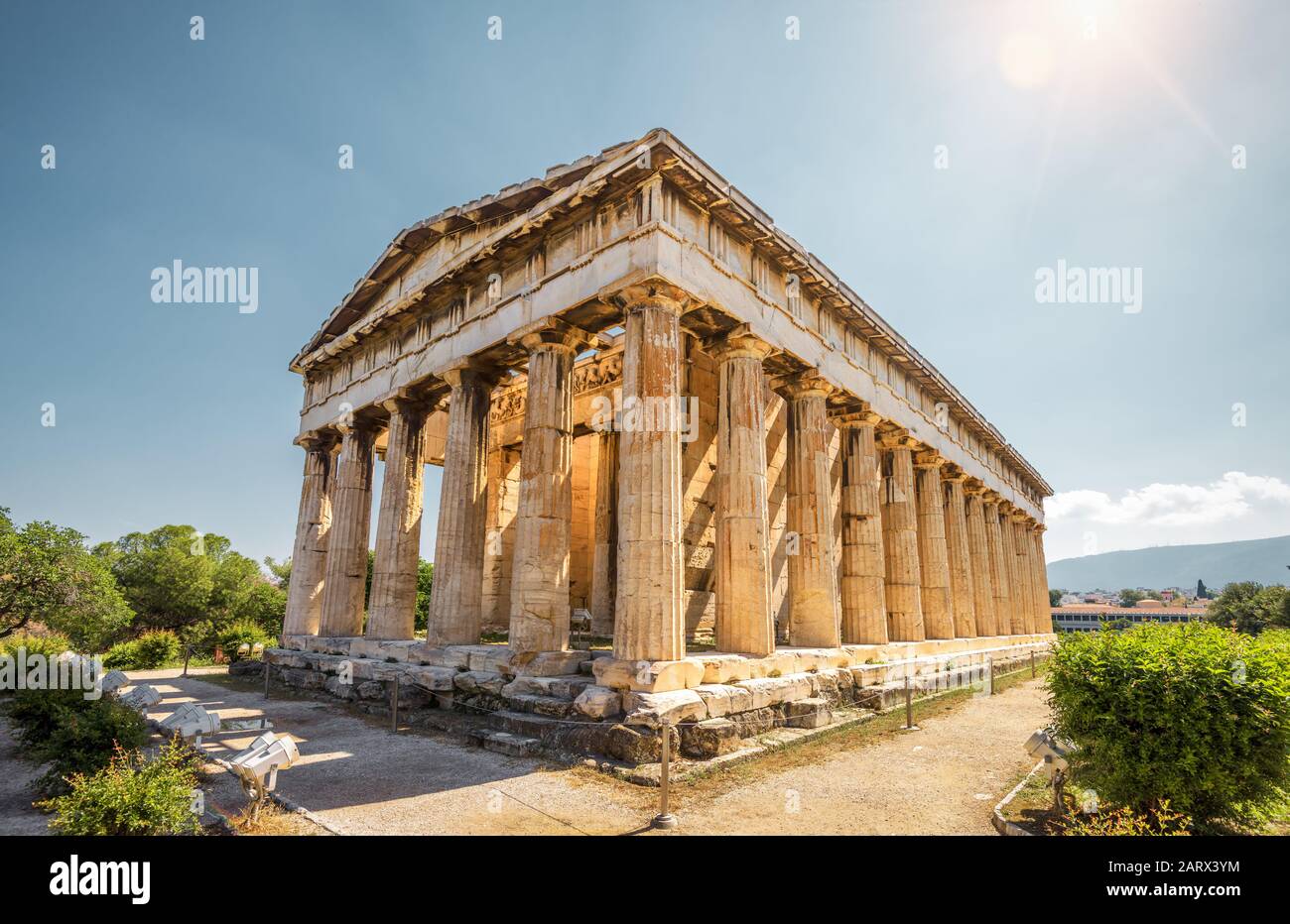 Tempel des Hephaestus in Agora, Athen, Griechenland. Es ist eines der wichtigsten Wahrzeichen Athens. Sonniger Blick auf den antiken griechischen Tempel von Hephaestus. Berühmt Stockfoto