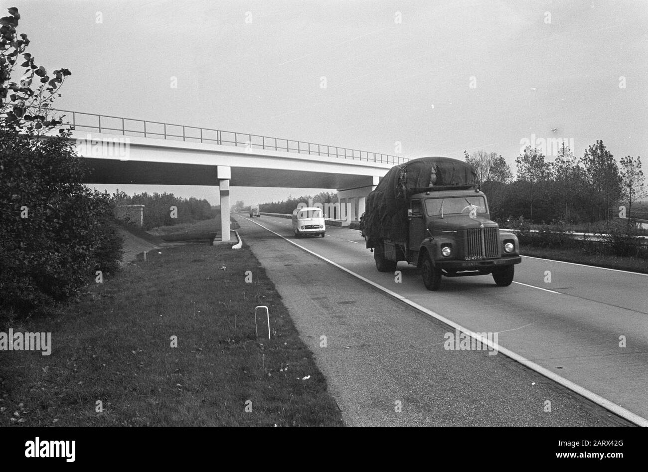 Rijksweg A4 Amsterdam - den Haag Auf der Höhe von Nieuw-Vennep Datum: 16. Oktober 1966 Standort: Nieuw-Vennep, Noord-Holland Schlagwörter: Autobahnen, Viadukte, Lastwagen Stockfoto