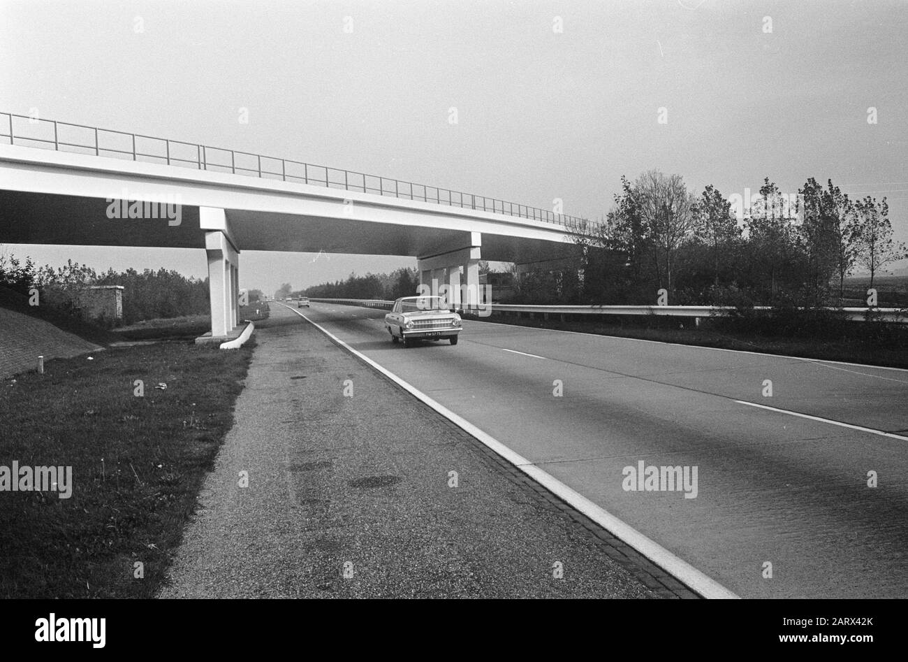 Rijksweg A4 Amsterdam - den Haag Auf der Höhe von Nieuw-Vennep Datum: 16. Oktober 1966 Standort: Nieuw-Vennep, Noord-Holland Schlagwörter: Autos, Autobahnen, Viadukte Stockfoto