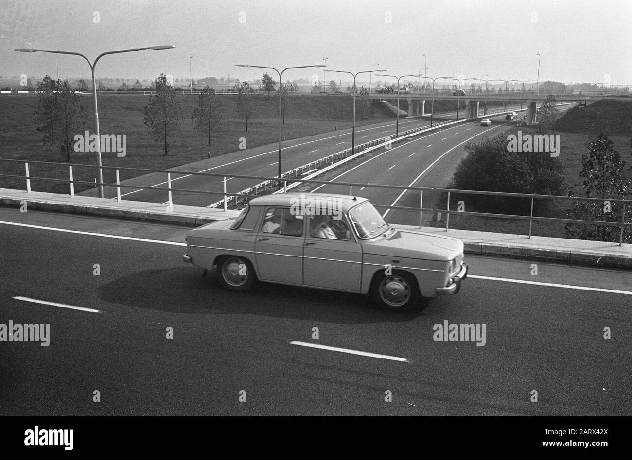 Rijksweg A4 Amsterdam - den Haag Auf der Höhe von Nieuw-Vennep Datum: 16. Oktober 1966 Standort: Nieuw-Vennep, Noord-Holland Schlagwörter: Autos, Autobahnen, Viadukte Stockfoto