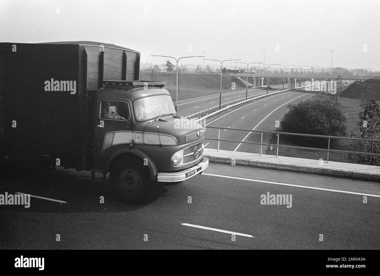 Rijksweg A4 Amsterdam - den Haag Auf der Höhe von Nieuw-Vennep Datum: 16. Oktober 1966 Standort: Nieuw-Vennep, Noord-Holland Schlagwörter: Autobahnen, Viadukte, Lastwagen Stockfoto