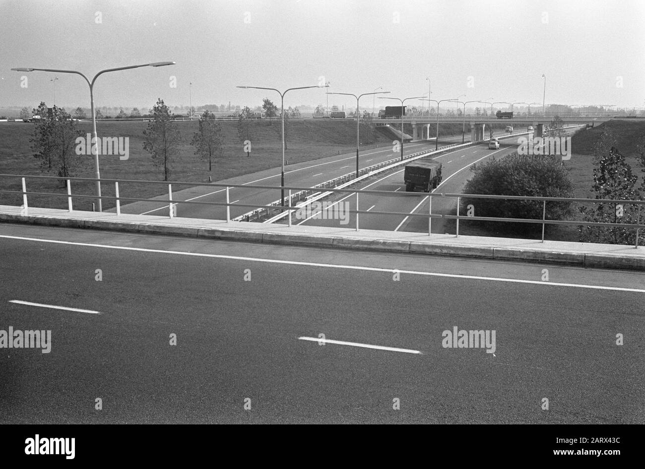 Rijksweg A4 Amsterdam - den Haag Auf der Höhe von Nieuw-Vennep Datum: 16. Oktober 1966 Standort: Nieuw-Vennep, Noord-Holland Schlüsselwörter: Autobahnen, Viadukte Stockfoto