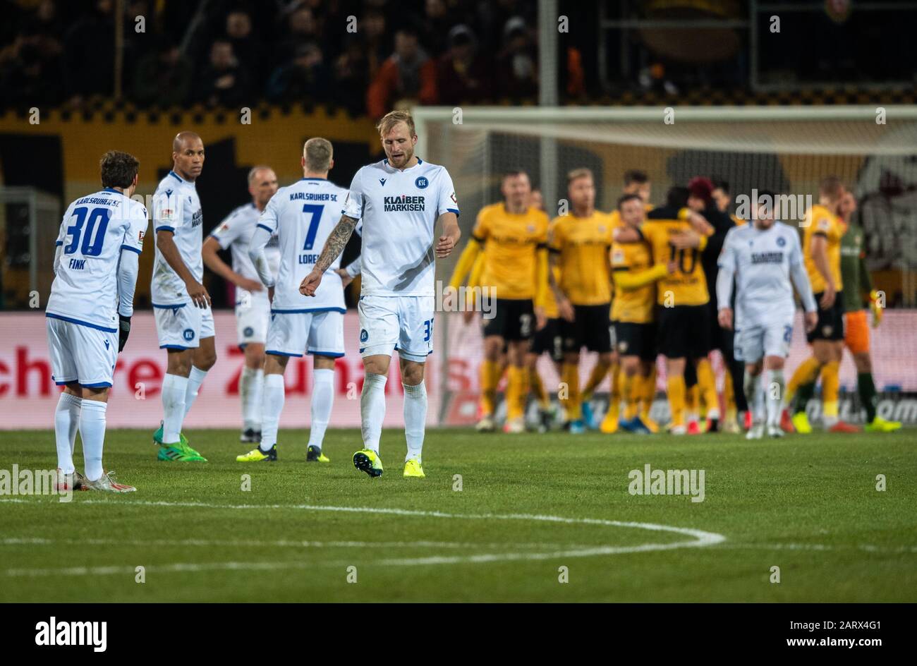 29. Januar 2020, Sachsen, Dresden: Fußball: 2. Bundesliga, SG Dynamo Dresden - Karlsruher SC, 19. Spieltag, im Rudolf-Harbig-Stadion Enttäuschen Die Karlsruher Spieler Anton Fink (l-r), David Pisot, Marc Lorenz und Philipp Hofmann nach der Niederlage. Foto: Robert Michael / dpa-Zentralbild / dpa - WICHTIGER HINWEIS: Gemäß den Vorschriften der DFL Deutsche Fußball Liga und des DFB Deutscher Fußball-Bund ist es verboten, im Stadion und/oder aus dem Spiel fotografierte Bilder in Form von Sequenzbildern und/oder videoartigen Fotoserien zu verwerten oder auszubeuten. Stockfoto