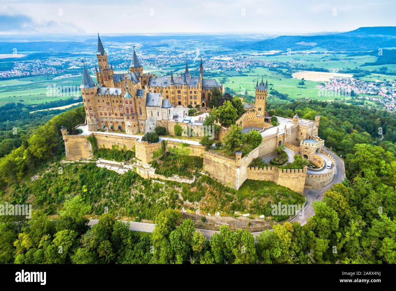Burg von Hause aus auf dem Berg, Deutschland. Dieses Schloss ist ein berühmtes Wahrzeichen in Stuttgart-Umgebung. Luftpanorama von Burg Hohenzollern im Sommer Stockfoto
