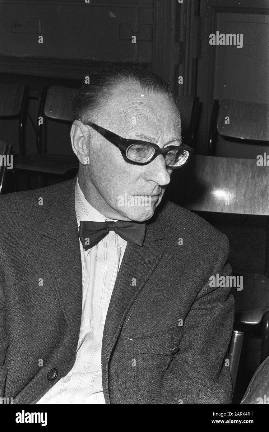 Autoren für das medizinische Komitee Vietnam, Amsterdam; NR. 4 Simon Vinkenoog, KOP, NR. 5: Theun de Vries, KOP, NR. 6: Jef Last, KOP/Datum: 15. Mai 1970 Ort: Amsterdam, Nordholland Personenname: Last, Jef, Vries, Theun de Institutionname: Medical Committee Nederland-Vietnam Stockfoto