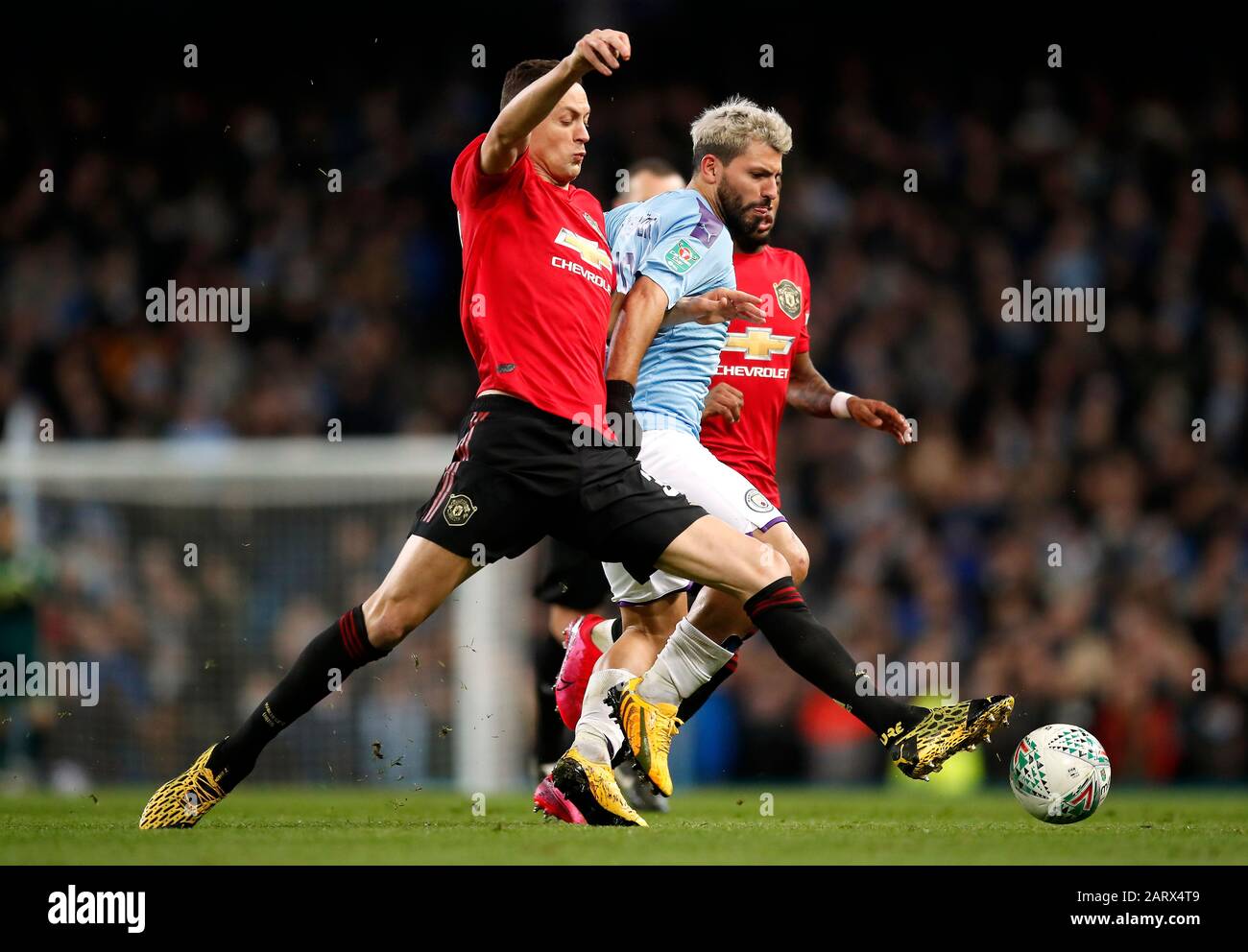 Die Manchester United Nemanja Matic (links) und Sergio Aguero von Manchester City kämpfen während des Carabao Cup Halbfinales um den Ball, zweites Spiel im Etihad Stadium, Manchester. Stockfoto