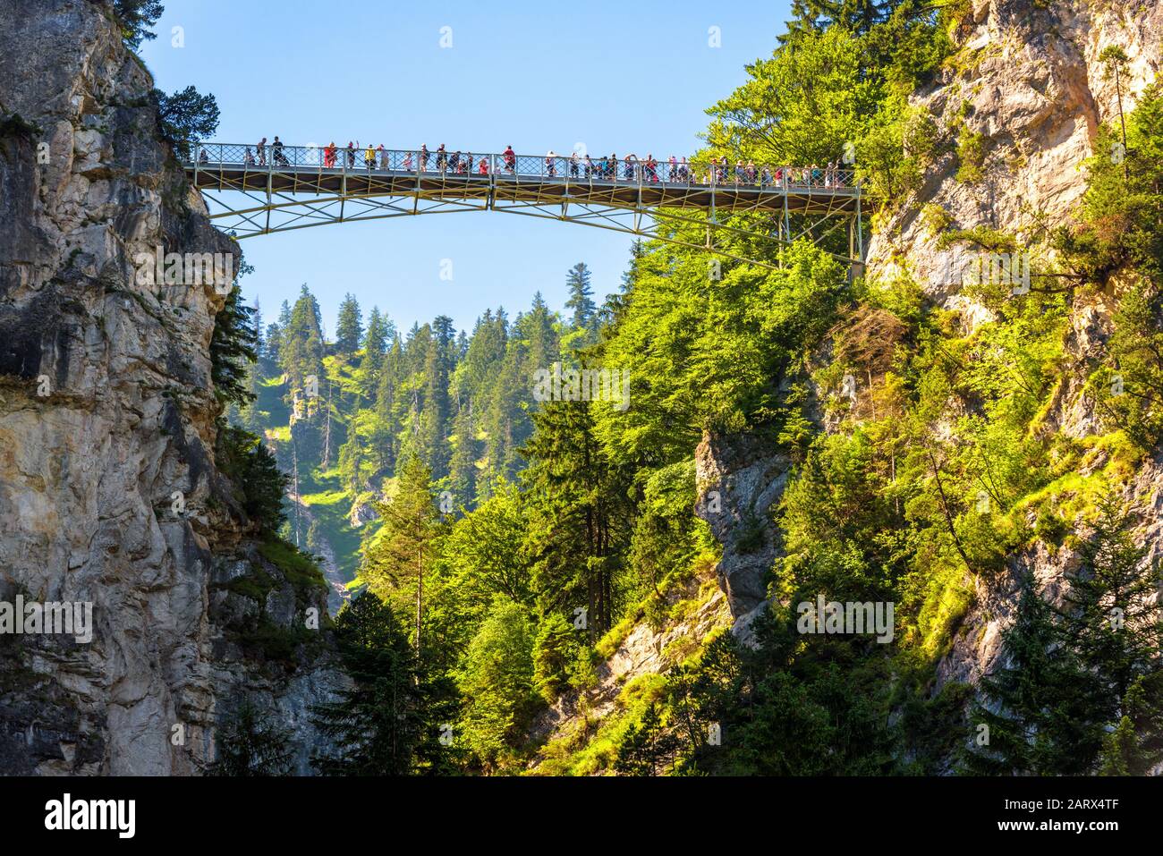 Deutschland - 23. Juli 2019: Marienbrücke oder Königinbrücke in Berg bei Schloss Neuschwanstein, Bayern. Alpenpanorama von Schlucht und Hochbridg Stockfoto