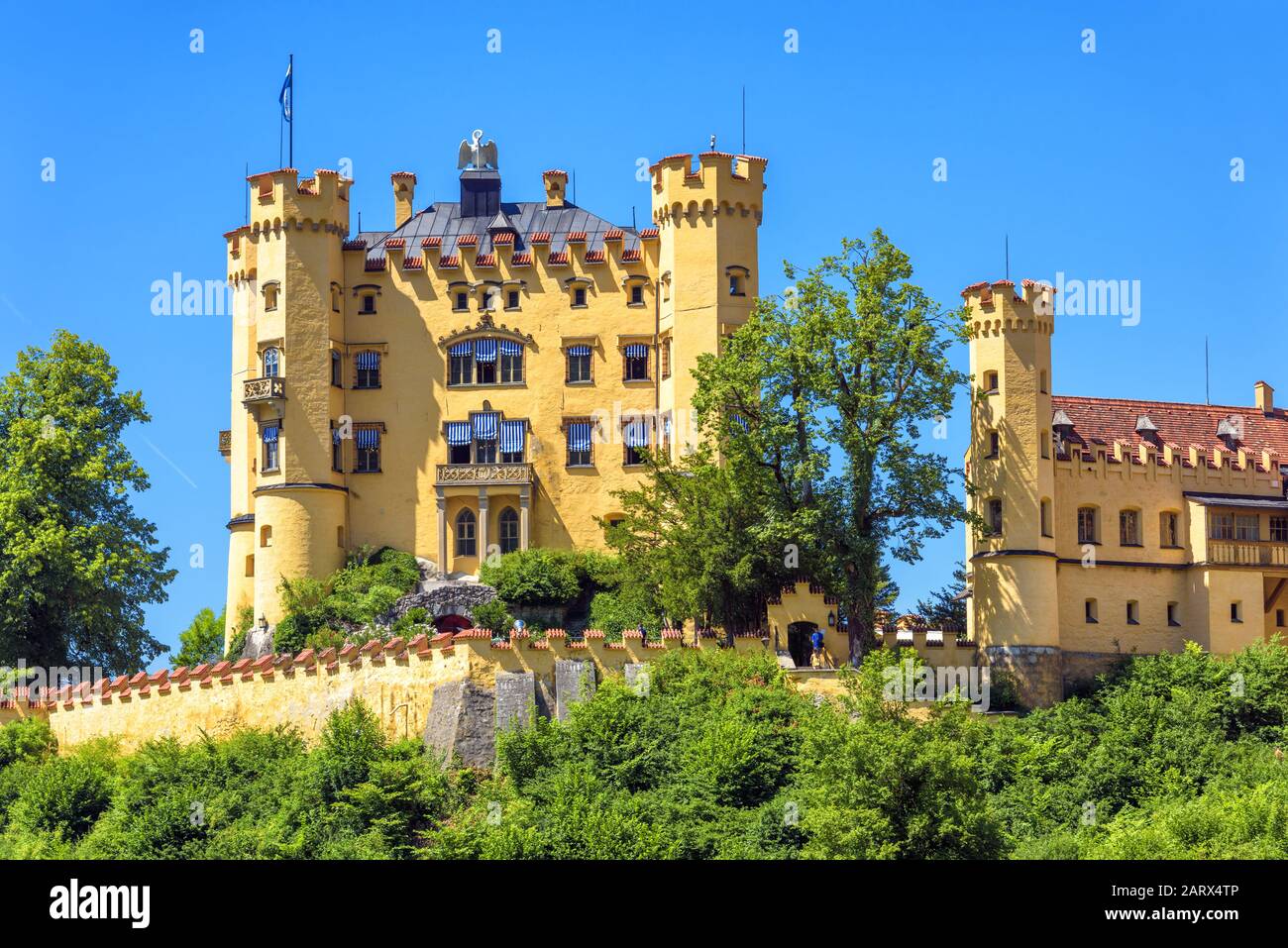 Schloss Hohenschwangau bei Füssen, Bayern, Deutschland. Schloss Hohenschwangau ist ein Wahrzeichen der deutschen Alpen. Schöne Aussicht auf die berühmte Burg im Sommer. Pala Stockfoto