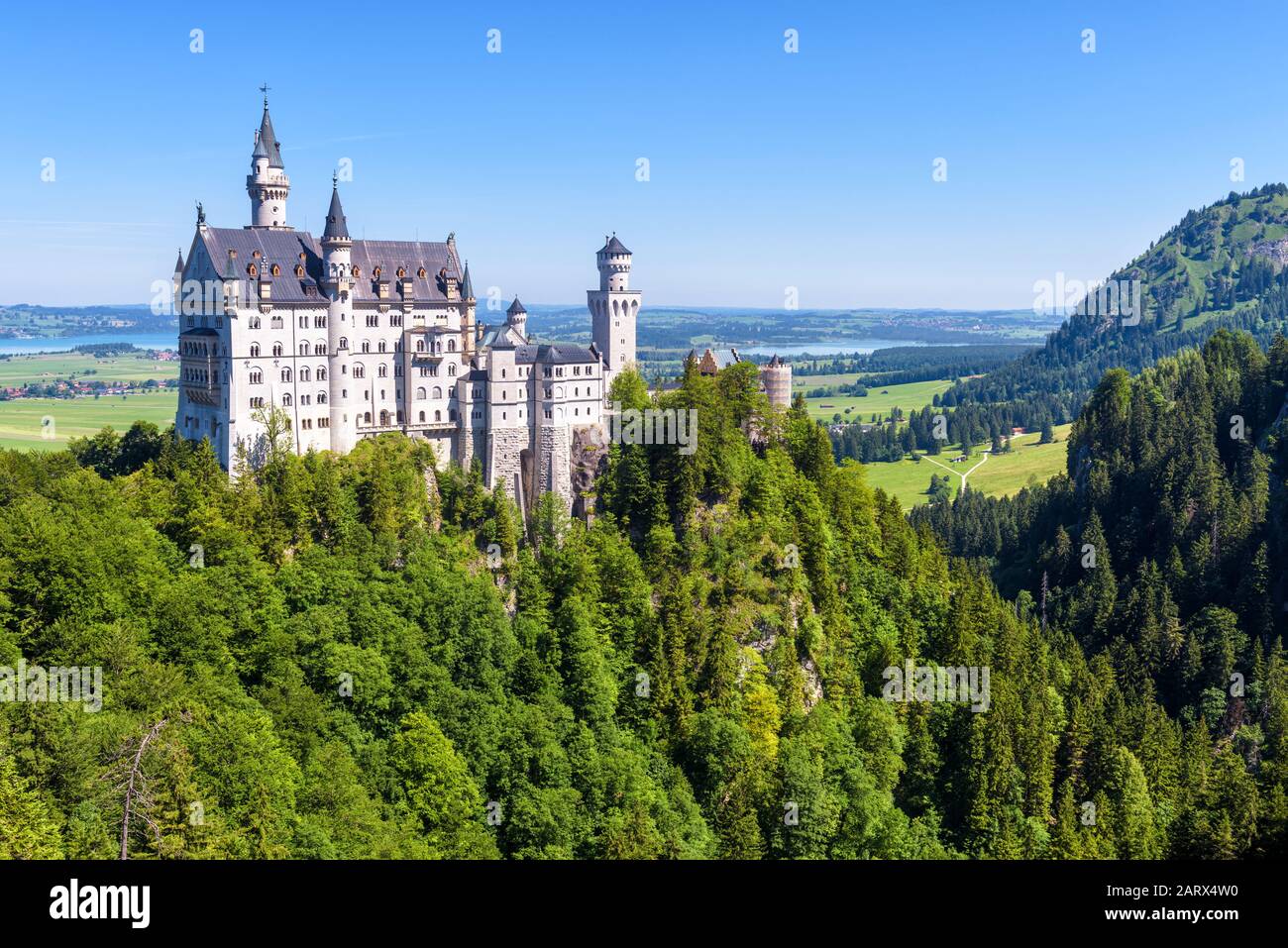 Schloss Neuschwanstein bei Füssen, Bayern, Deutschland. Diese Königliche Burg ist ein berühmtes Wahrzeichen Deutschlands. Schöne Landschaft mit Bergen und Fairyta Stockfoto