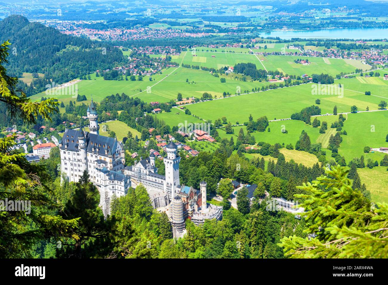 Schloss Neuschwanstein in München, Bayern, Deutschland. Dieses märchenhafte Schloss ist ein berühmtes Wahrzeichen der deutschen Alpen. Landschaft mit Neuschwanstein c Stockfoto