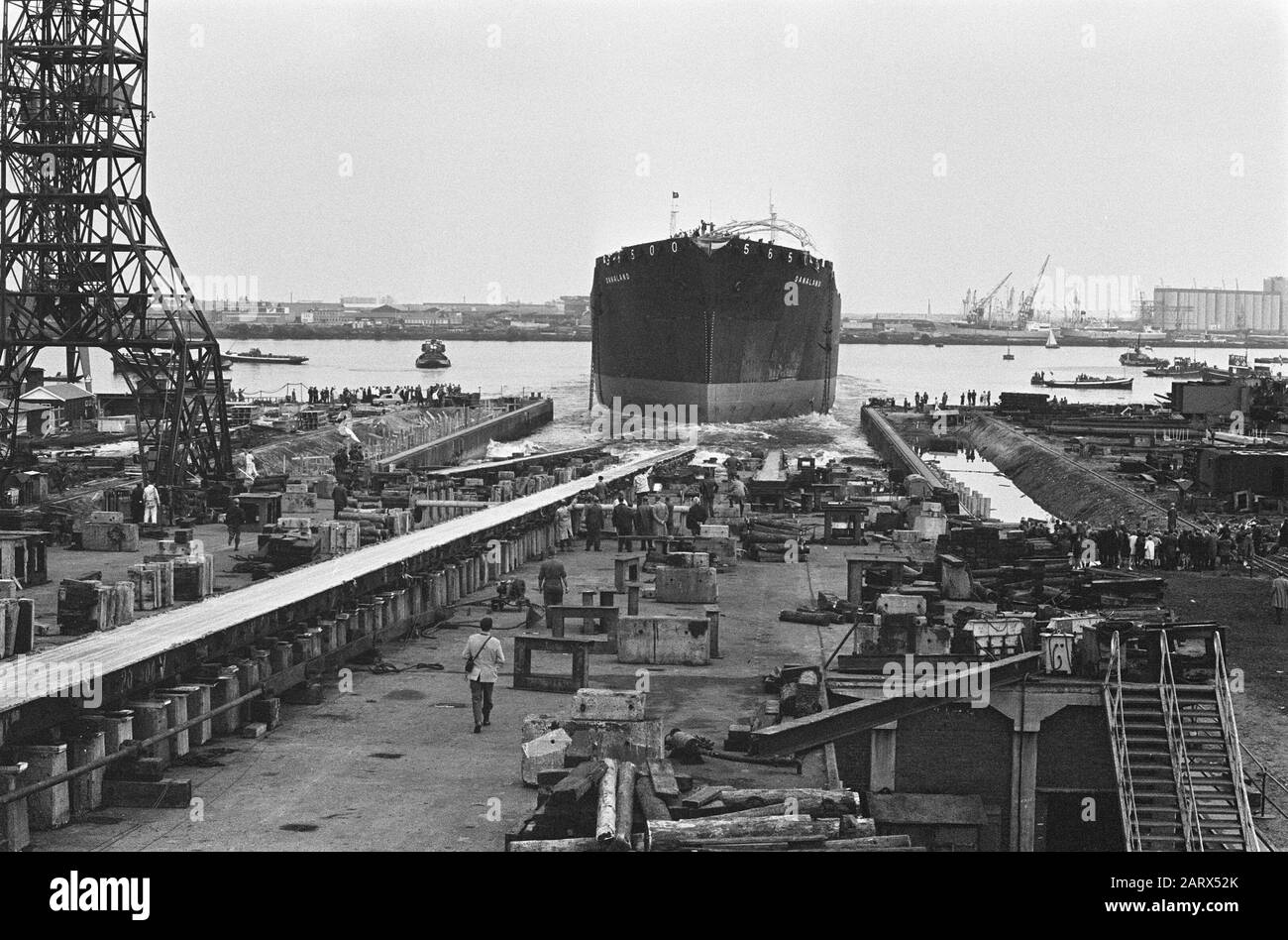 Tewaterlating größter Tanker in Amsterdam bei NSDM 56.500 Tonnen Datum: 1. September 1963 Standort: Amsterdam, Noord-Holland Schlüsselwörter: Tewaterlatingen, Tanker Stockfoto