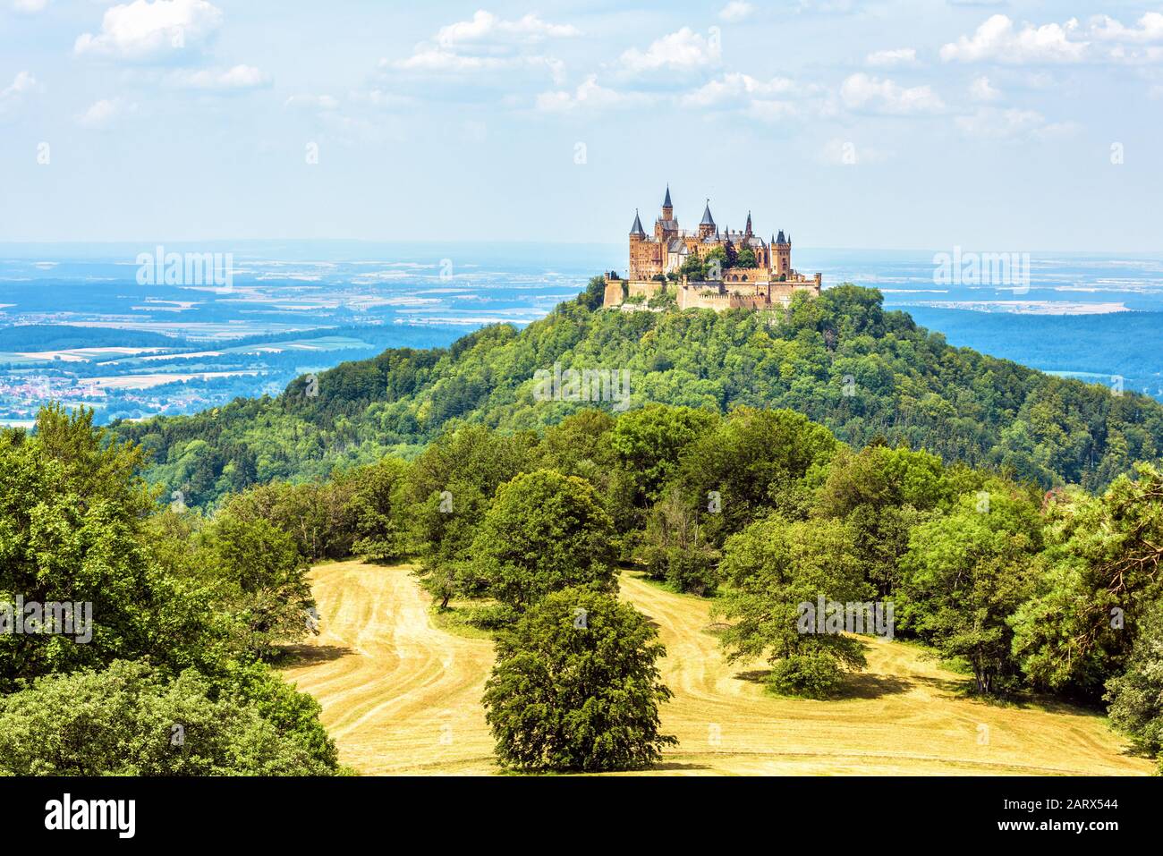 Landschaft mit Burg von Hause aus. Dieses märchenhafte Schloss ist ein berühmtes Wahrzeichen in der Nähe von Stuttgart. Panorama-Blick auf den Berg Burg hohern und Stockfoto