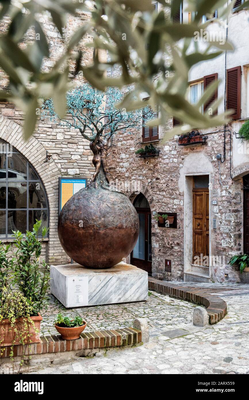 Spello, Perugia, Umbrien, Italien. Eine Statue, die das Spello-Symbol verstärkt, also den Olivenbaum und das Olivenöl. Spello-Öl ist ein hervorragendes Produkt Stockfoto