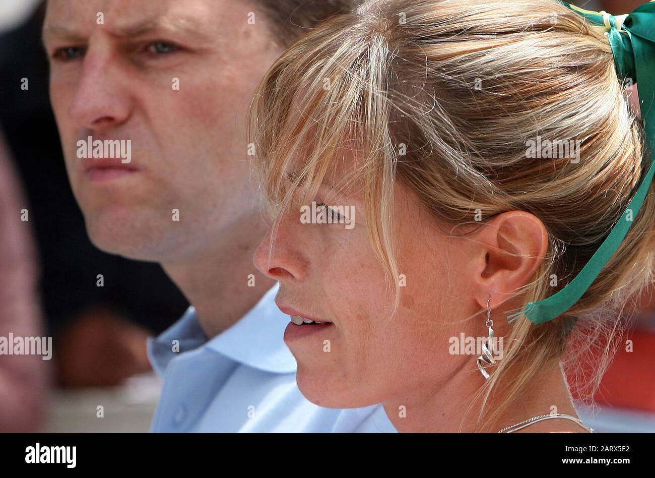 Kate und Gerry McCann auf einer Pressekonferenz vor ihrer Wohnung in Praia da Luz, während die Suche nach ihrer vermissten Tochter Madeleine fortgesetzt wird, die am 3. Mai 2007 aus dem Resort verschleppt wurde. Stockfoto