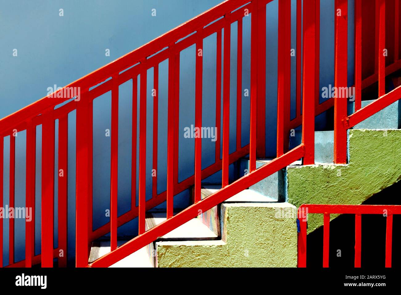 Abstrakte minimalistische Architektur, rot-orangefarbene Geländer, konzeptioneller Hintergrund Stockfoto