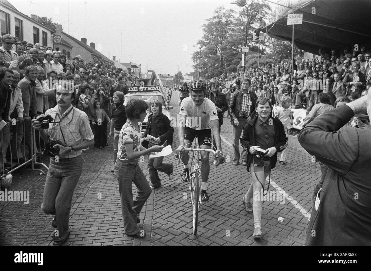 Die acht von Chaam 1975 Thevenet umgeben von Fans Datum: 23. Juli 1975 Ort: Chaam, Noord-Brandant Schlüsselwörter: Berühmtheiten, Fans, Publikum, Radsport Personname: Thevenet, Bernard Stockfoto