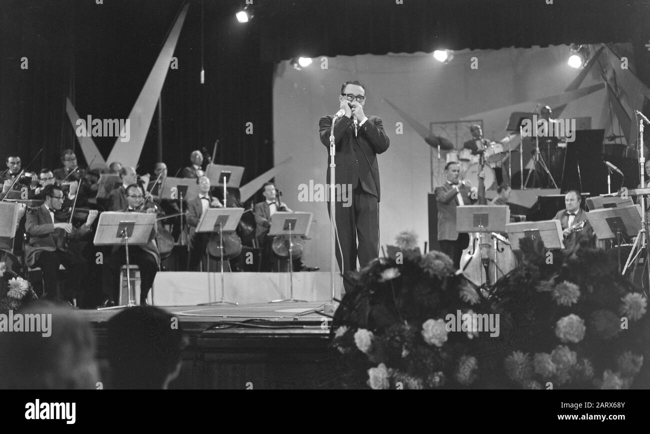 Grand Gala Du Disque in Kurhaus. Jean Toots Thielemans (Belgien). 30.  September 1961 Scheveningen, Südholland Stockfotografie - Alamy