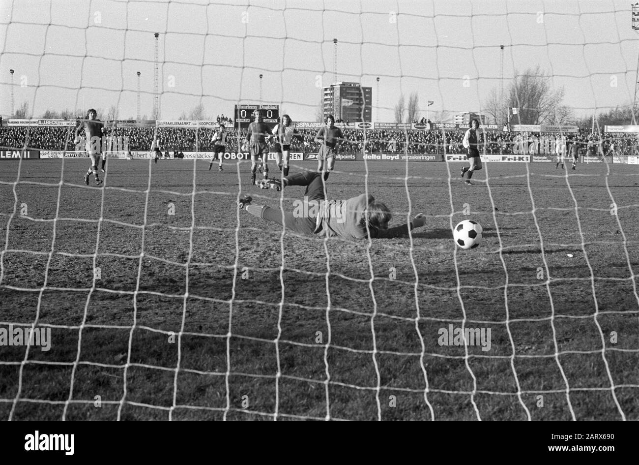 Haarlem gegen Feyenoord: 0:1 Theo de Jong punktet, Torhüter Lelieveld taucht zum Ball Datum: 27. Januar 1974 Ort: Haarlem, Noord-Holland Schlüsselwörter: Tore, Sport, Fußball persönlicher Name: Jong, Theo de, Lelieveld, Joop Institutionname: Feyenoord Stockfoto
