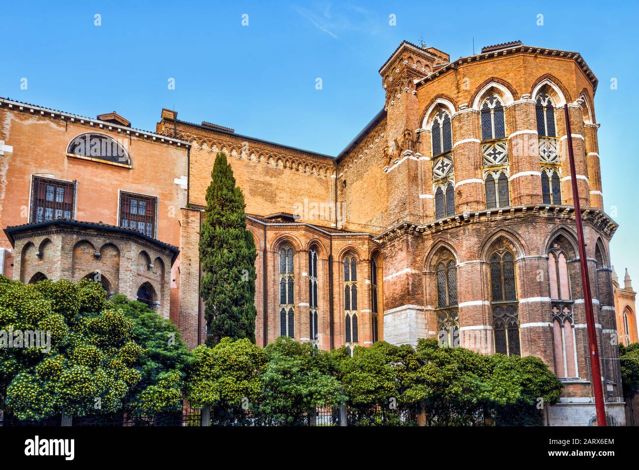 Die Basilika Santa Maria Gloriosa dei Frari in Venedig, Italien. Diese alte berühmte Kirche wurde im 14. Jahrhundert erbaut. Stockfoto