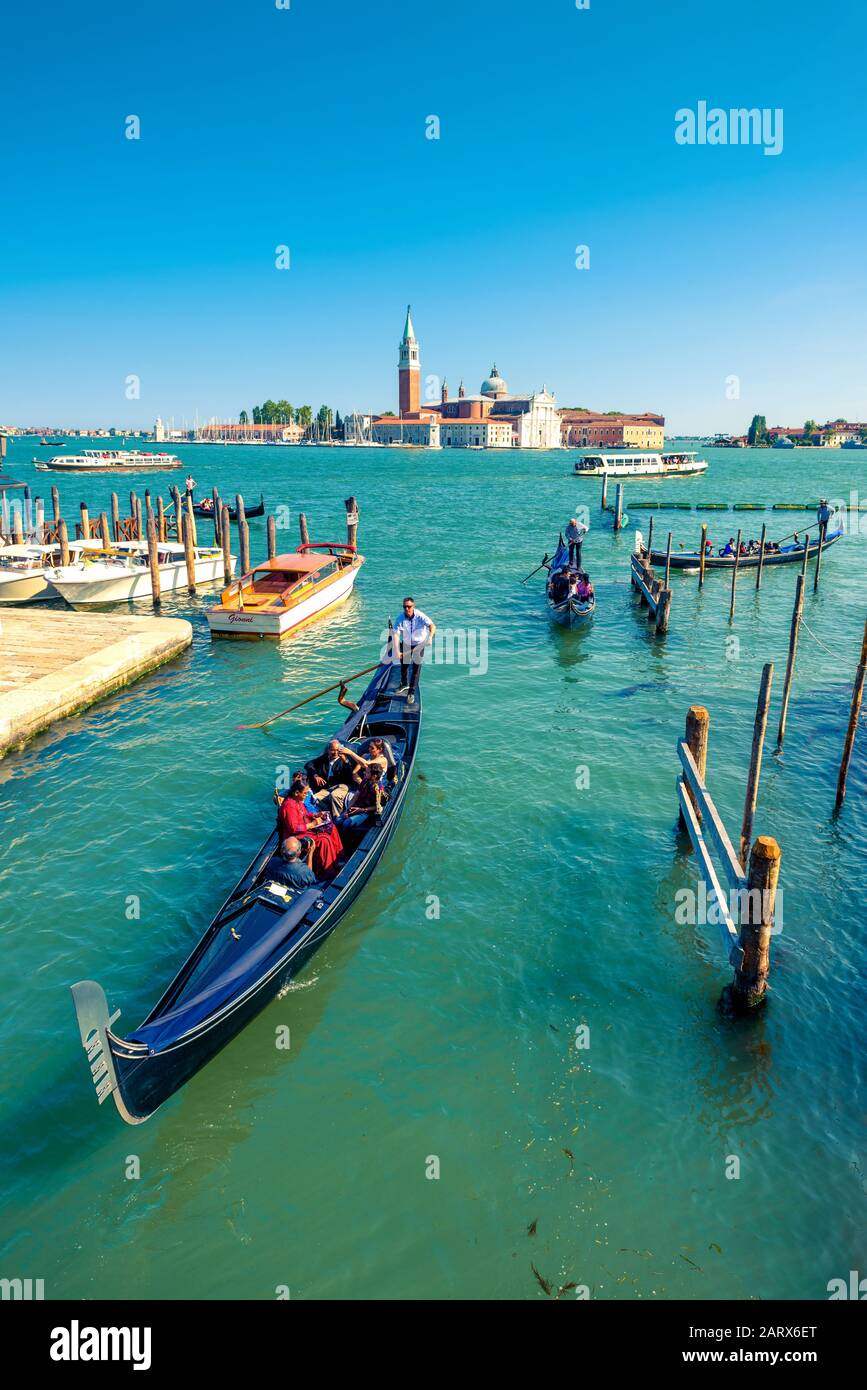 Venedig - 18. Mai 2017: Gondeln schwimmen in der Nähe des Markusplatzes in Venedig, Italien. Die Gondel ist der attraktivste Touristentransport Venedigs. Wunderschöner VI Stockfoto