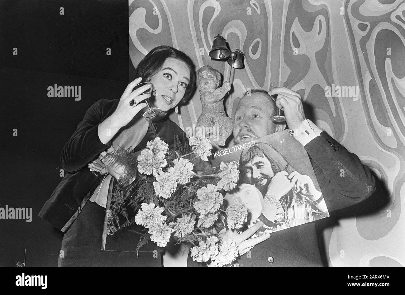 10 Jahre Tingel-Tangle-Kabarett, Marijke en Sieto Hoving mit Blumen und Platten Datum: 6. März 1967 Schlagwörter: Kabarett, Kabarett, Jubiläumspersonname: Hoving, Marijke, Hoving, Sieto: Koch, Eric/Anefo Stockfoto