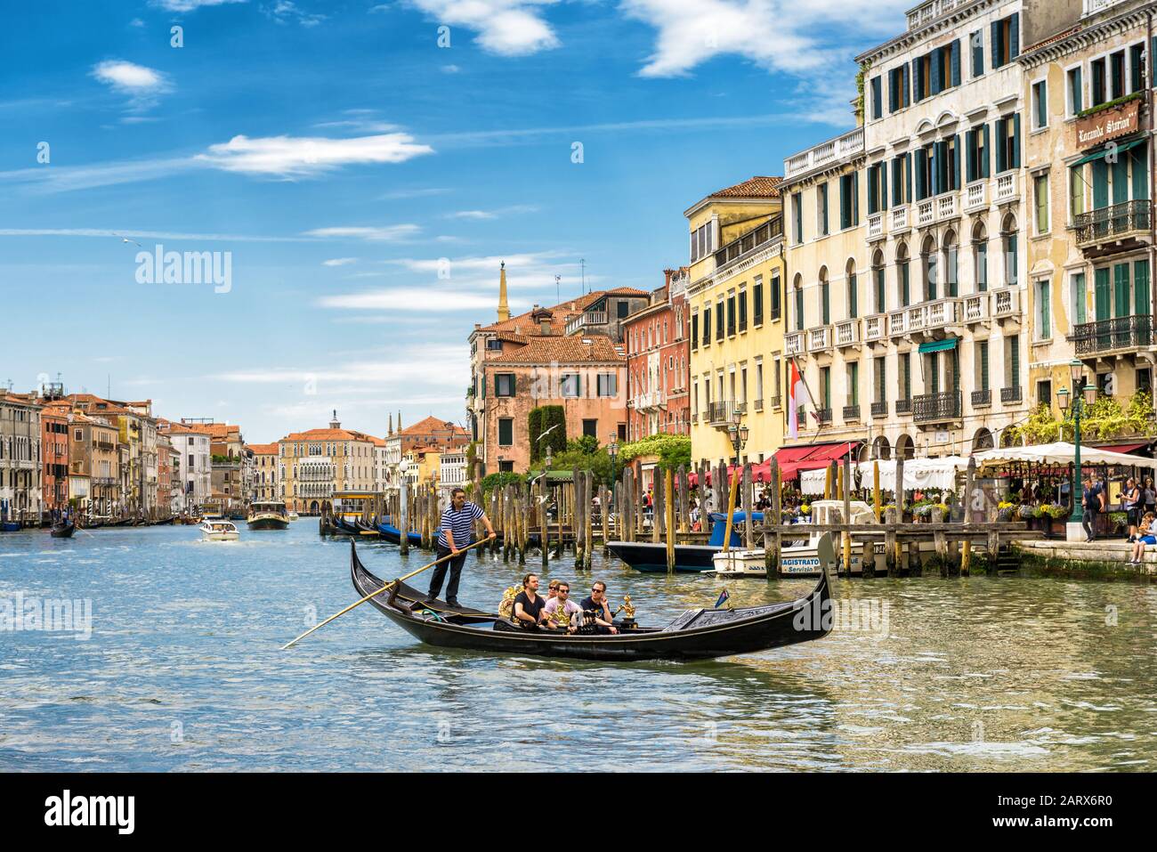 Venedig, Italien - 21. Mai 2017: Gondel mit Touristen fährt am sonnigen Tag entlang des Canal Grande. Die Gondel ist der attraktivste Touristentranspo Stockfoto