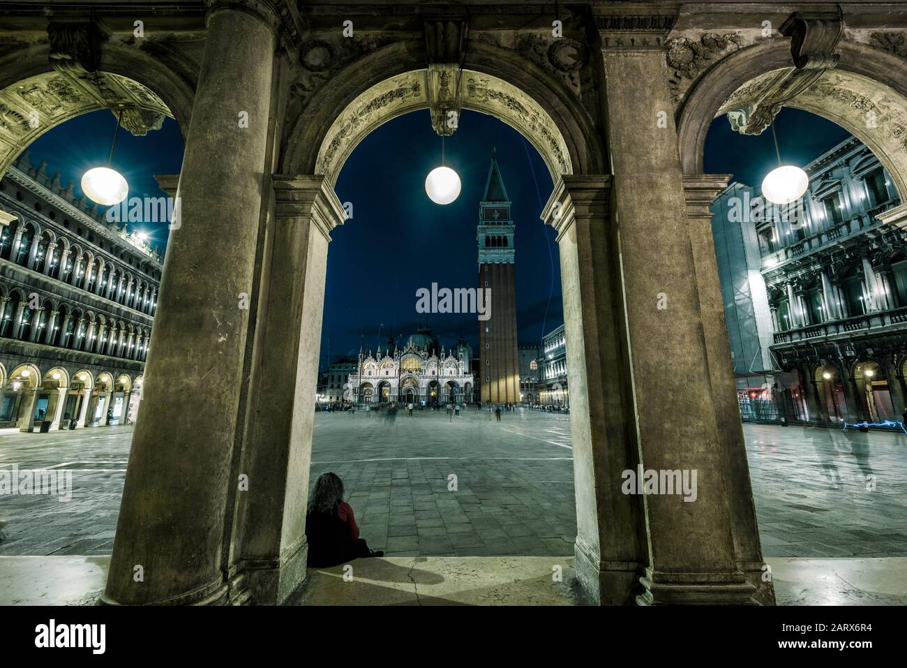 Piazza San Marco (Markusplatz) nachts in Venedig, Italien. Dies ist der Hauptplatz von Venedig. Stockfoto