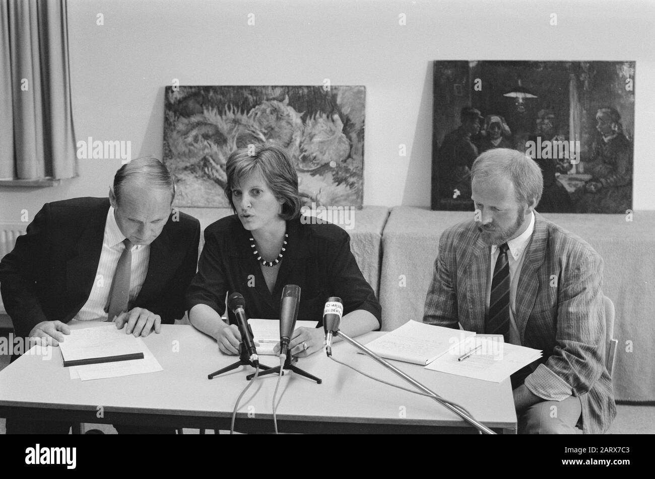 Die Polizei in Ede zeigt Van Goghs Gemälde Verblendete Sonnenblumen und Kartoffelesser, die letztes Jahr während der Pressekonferenz des Polizeibeamten Reus, der Pressesprecherin der Staatsanwältin Van Santen und des Untersuchungsleiters Groenhaner Datum: 14. Juli 1989 Ort: EDE, Gelderland Stichwörter: Diebstahl, Pressekonferenzen, Polizei, Gemälde Personenname: Gogh, Vincent van Stockfoto