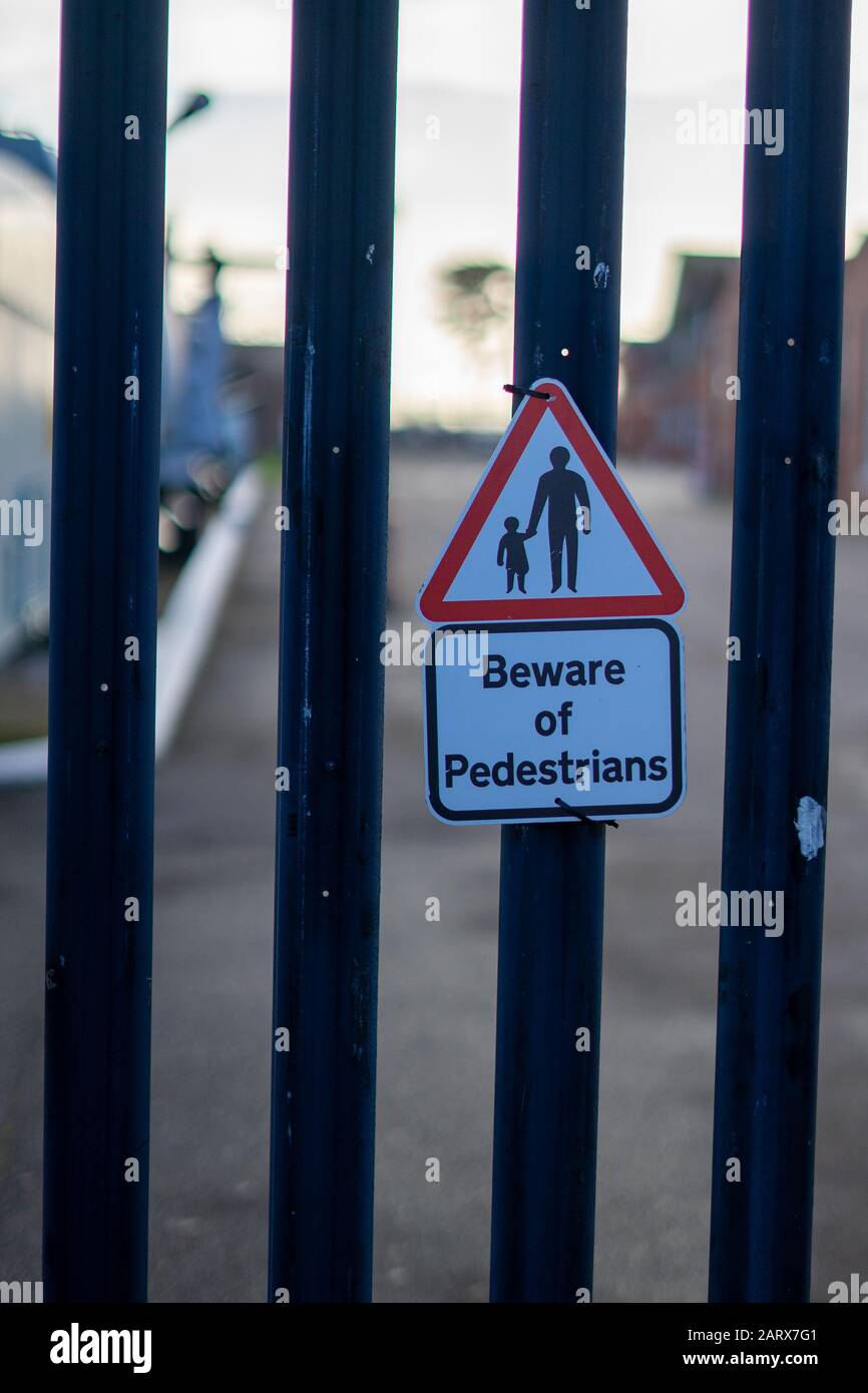 Ein Schild an einem Zaun, das auf Fußgänger hinweist Stockfoto