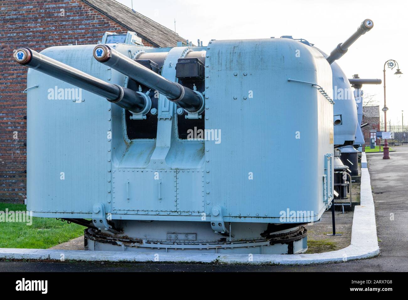 5-Zoll-Kriegsschiffpistole der Royal Navy auf einem Reittier im Explosionskraftmuseum der Marine, Gosport UK Stockfoto