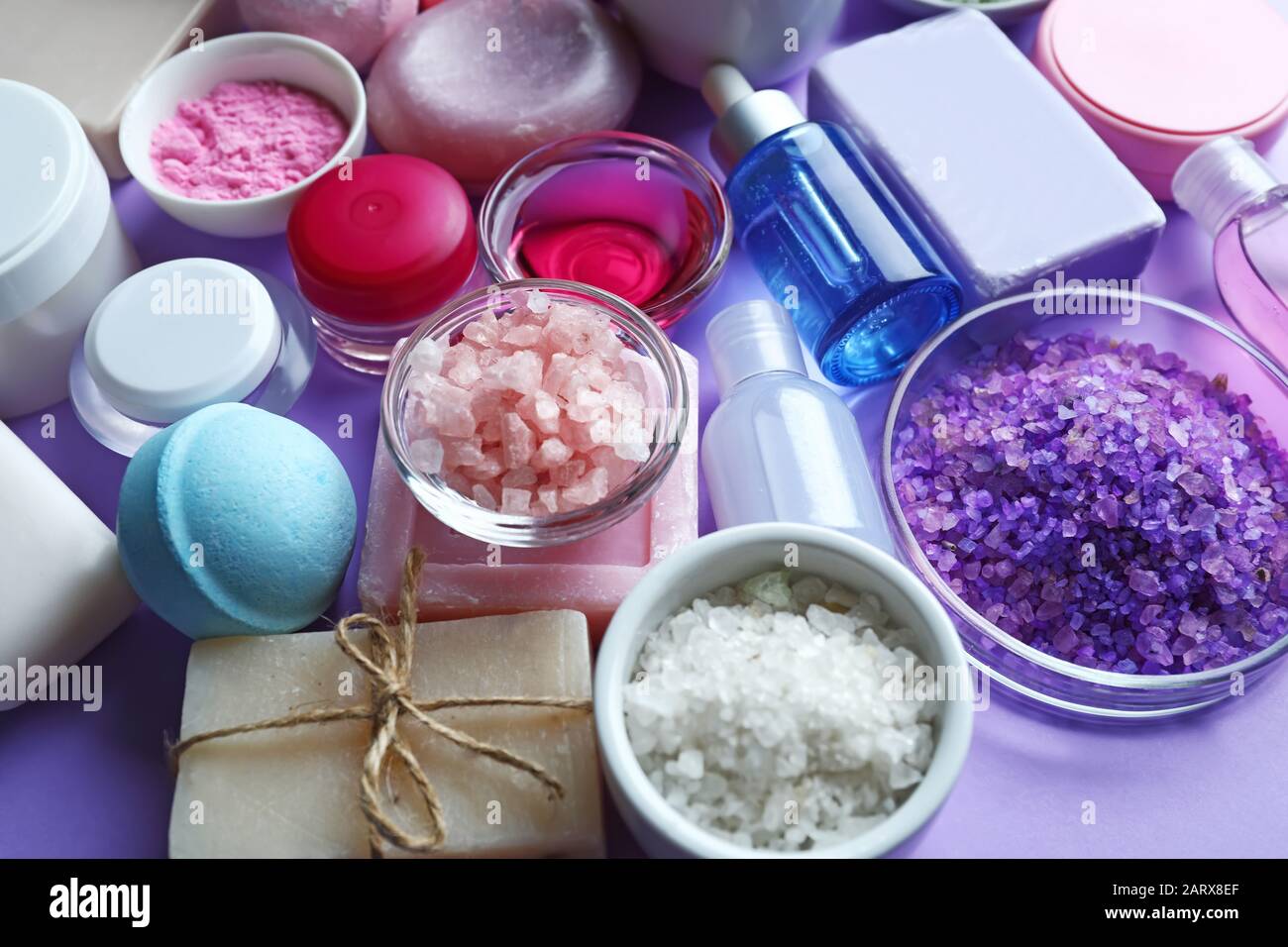Komposition mit Kosmetik für Spa-Verfahren auf Farbhintergrund Stockfoto
