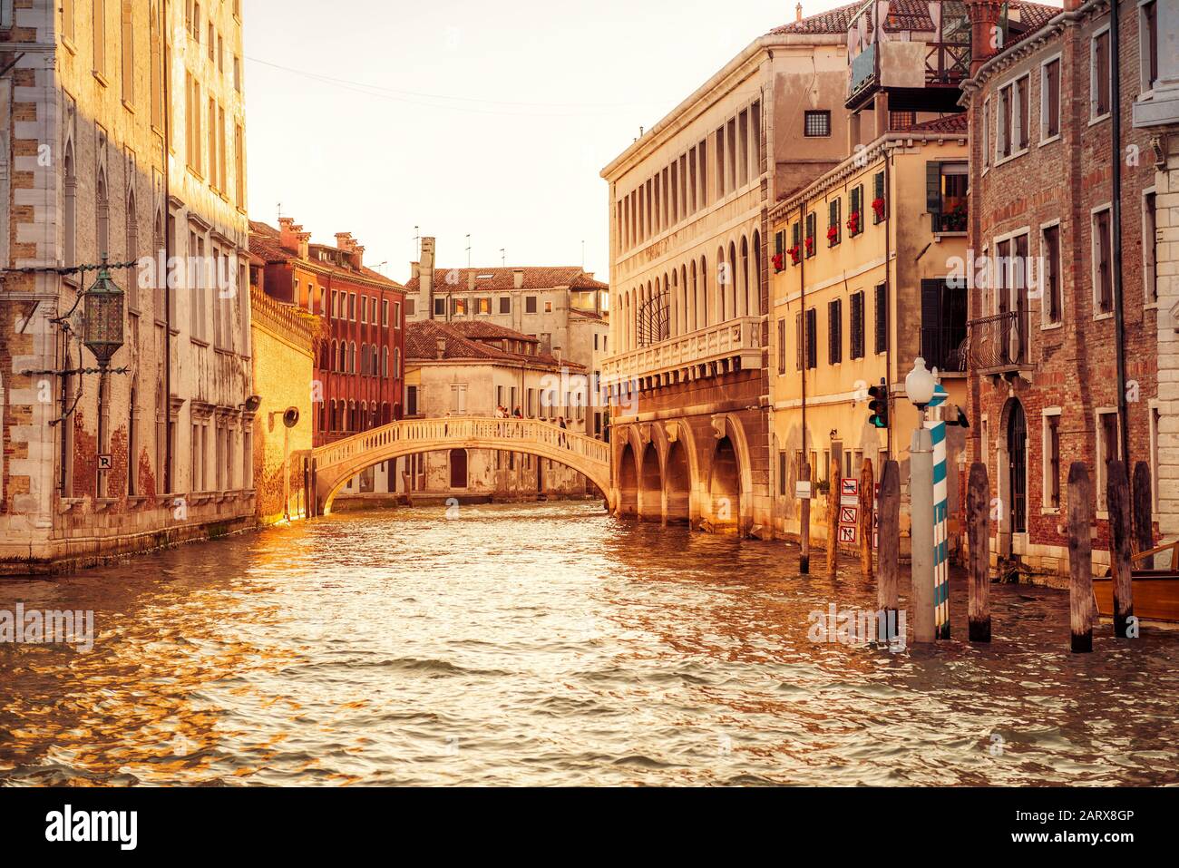 Venedig bei Sonnenuntergang, Italien. Der Wasserkanal in Venedig ist eine Straße in der Stadt. Stockfoto