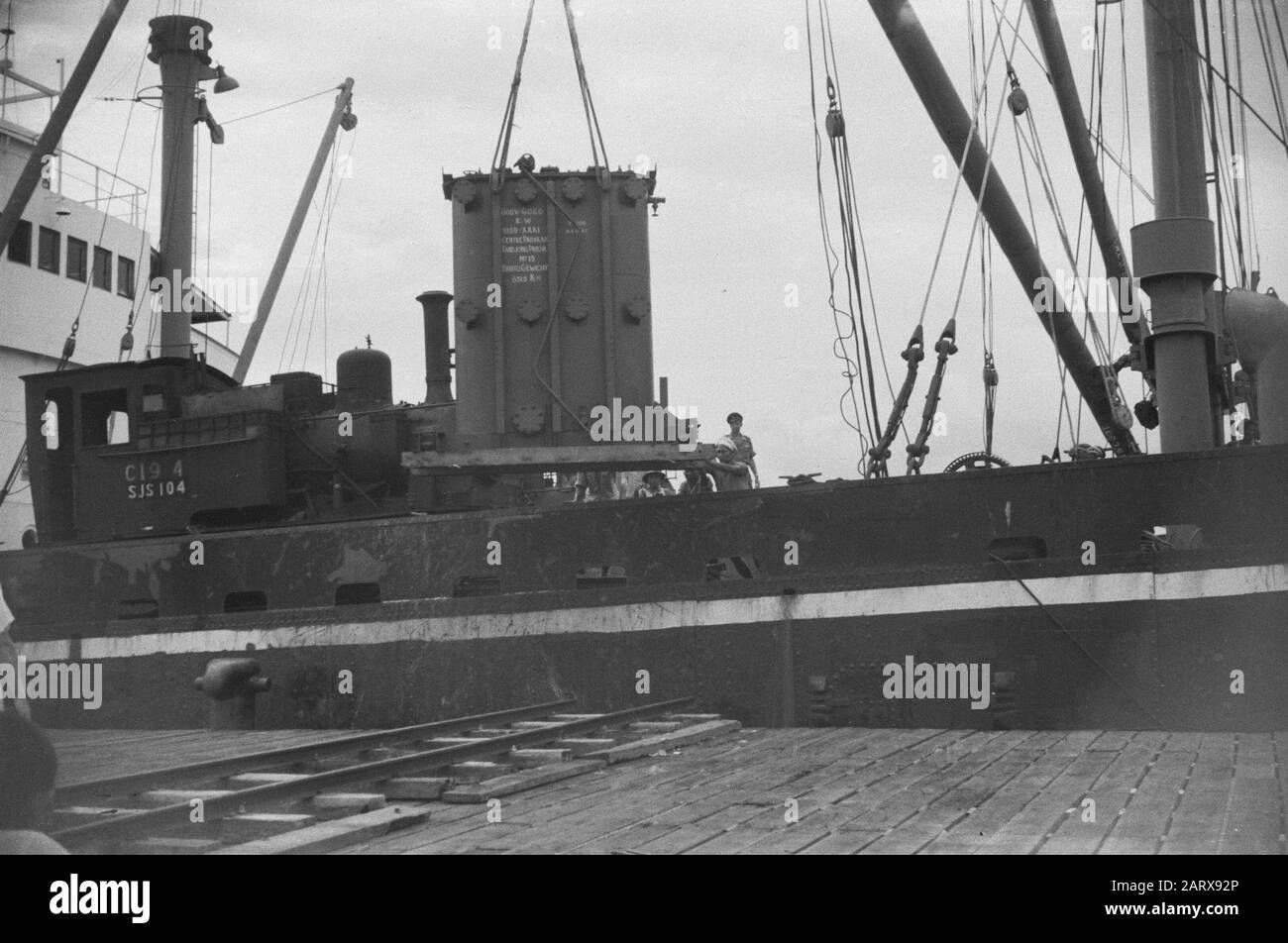 Banjoemas, Chinesische Kontrollkommission. Hafen von Tjilatjap. Waranedja Tjilatjap: Ein neuer 30.000-Volt-Transformator hängt in den Hebebühnen. Auf dem Empire Farrar wurden auch zwei Lokomotiven geliefert, die für die Staatseisenbahnen geliefert wurden Datum: 10. Oktober 1947 Standort: Indonesien, Niederländisch-Ostindien Stockfoto