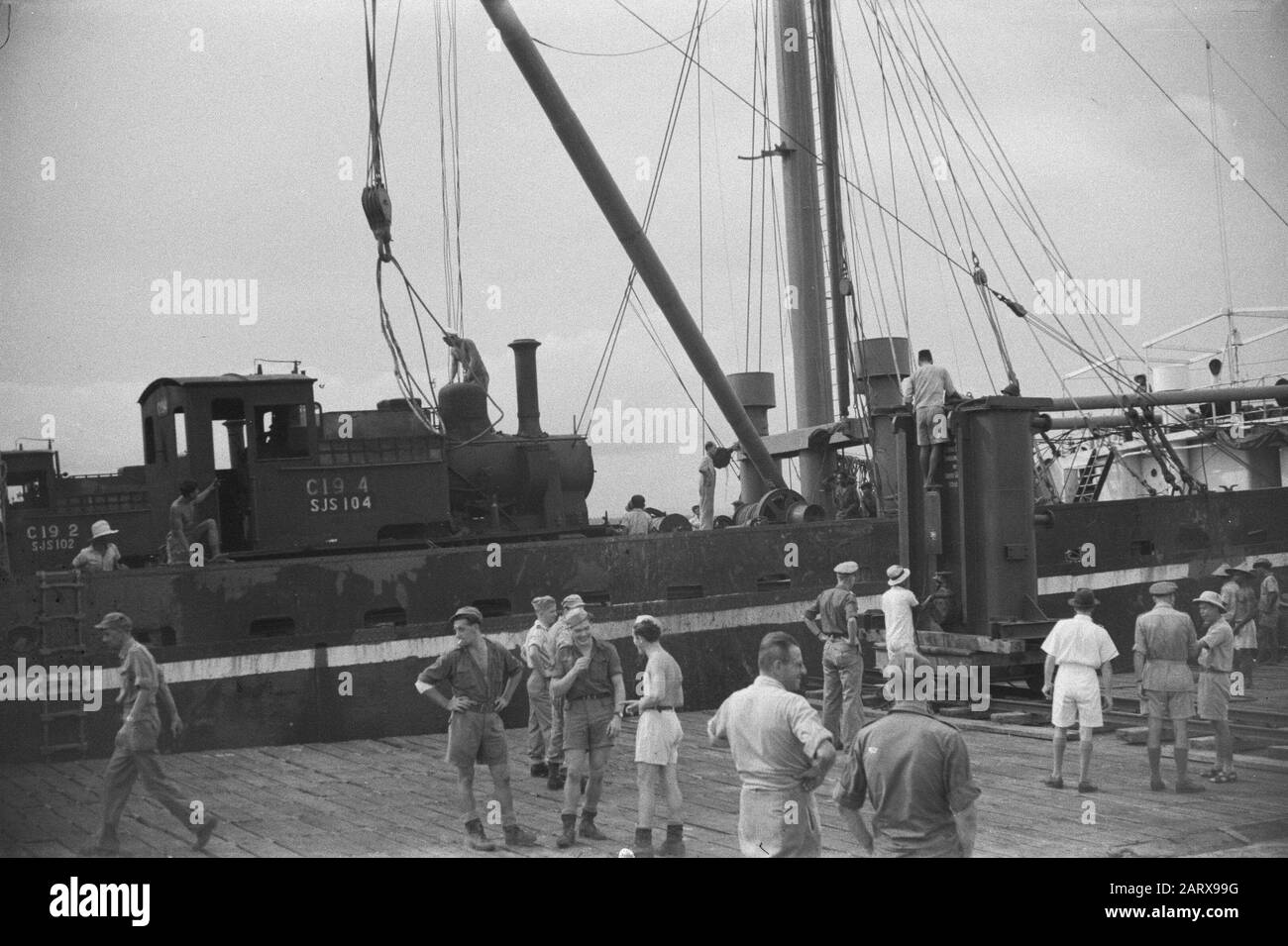 Banjoemas, Chinesische Kontrollkommission. Hafen von Tjilatjap. Waranedja Tjilatjap: Lokomotiven für die Eisenbahn, Transformatoren für die Kraftwerke, wertvolle Ladung für das erholende Indonesien. Ausgestellt ist die Lok C19 4 (SJS 104). Datum: 10.Oktober 1947 Ort: Indonesien, Niederländisch-Ostindien Stockfoto