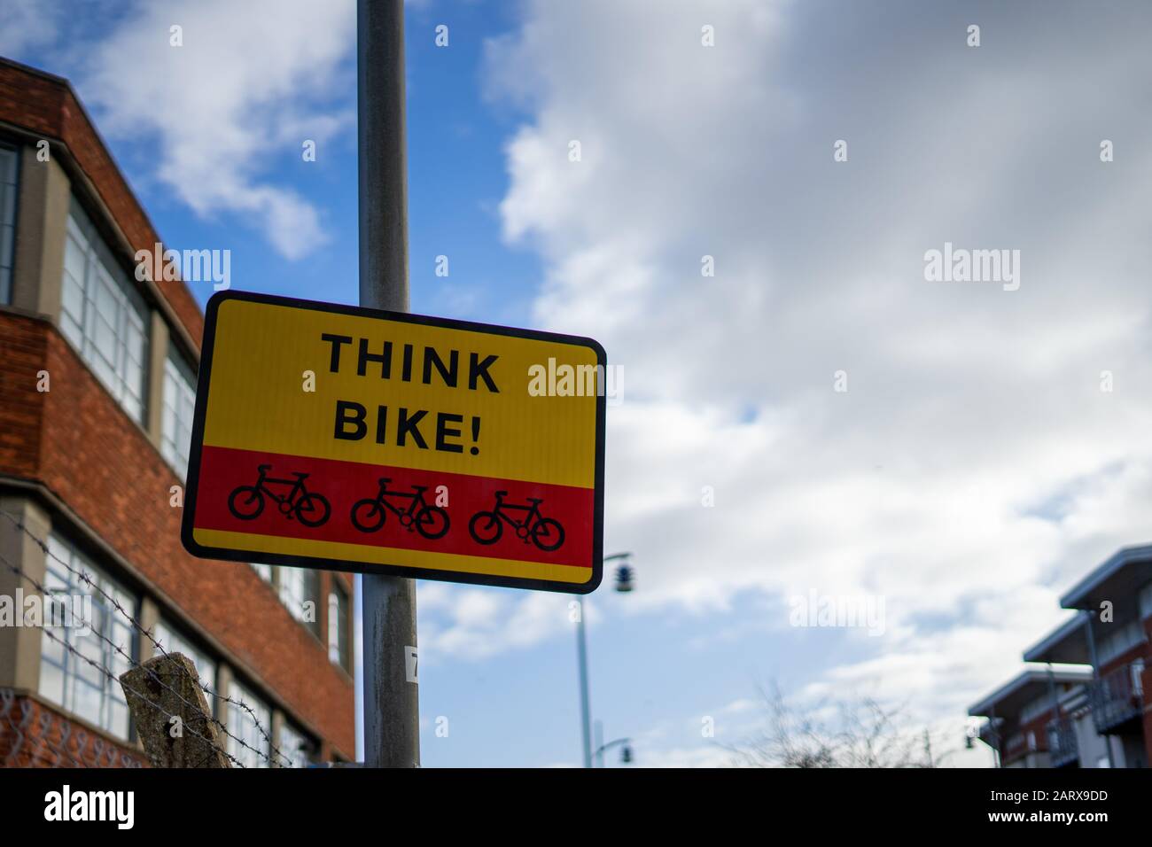 Ein "Think Bike"-Schild auf einem Lampenposten in einer britischen Straße Stockfoto