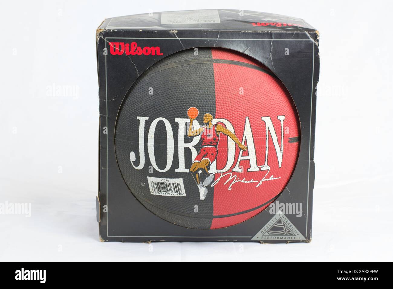 Dayton, OH- 28. Januar 2020: Wilson Basketball trägt einen jungen Michael Jordan als Sprungmann. Flying Jordan Dunk from Foul Line Stockfoto