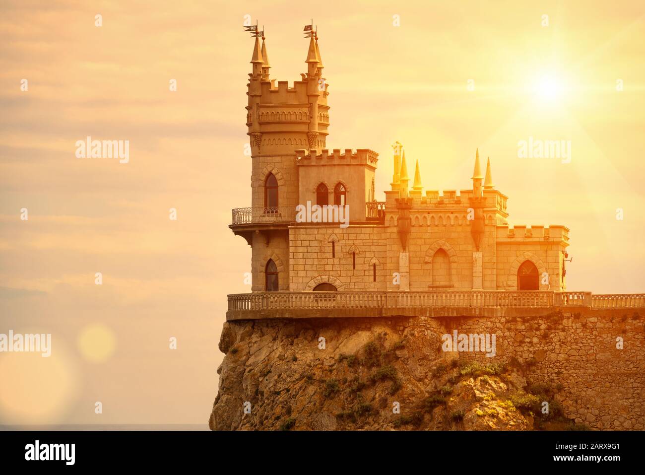 Die Burg Schwalbe's Nest auf dem Felsen im Schwarzen Meer bei Sonnenuntergang auf der Krim, Russland Stockfoto