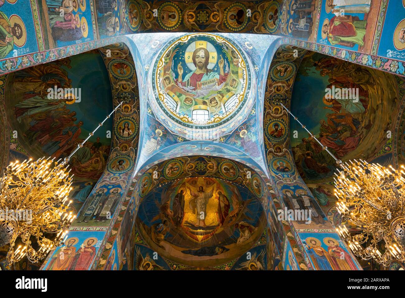 Das Innere der Erlöserkirche auf Verschüttetem Blut (Christuskathedrale) in Sankt Petersburg, Russland. Es ist ein architektonisches Wahrzeichen Stockfoto Das Innere der Erlöserkirche auf Verschüttetem Blut (Christuskathedrale) in Sankt Petersburg, Russland. Es ist ein architektonisches Wahrzeichen Stockfoto
