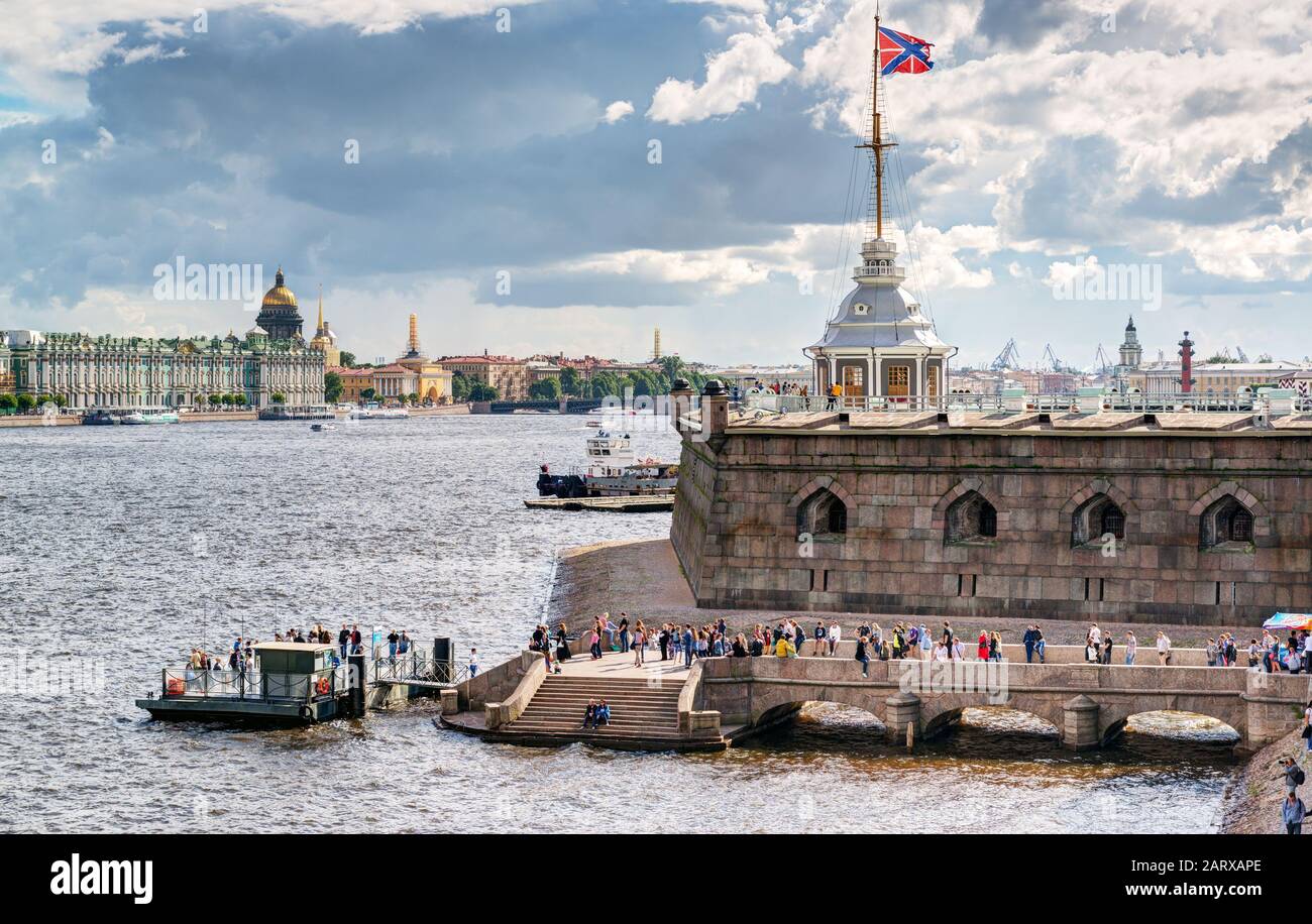 Sankt PETERSBURG, RUSSLAND - 13. JUNI 2014: Pier in der Nähe der Peter-und-Paul-Festung. St. Petersburg war die Hauptstadt Russlands und zieht viele Touristen an. Stockfoto
