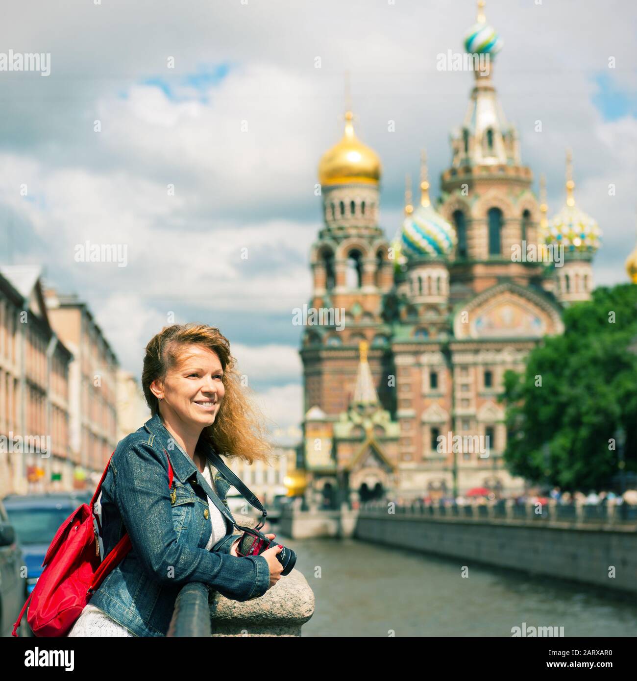 Junge Touristin in der Nähe der Heilandskirche auf Verschütteten Blut (Christuskathedrale) in Sankt Petersburg, Russland Stockfoto