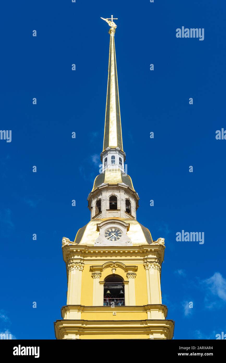 Der Kirchturm der Peter-und-Paul-Kathedrale in Sankt Petersburg, Russland Stockfoto