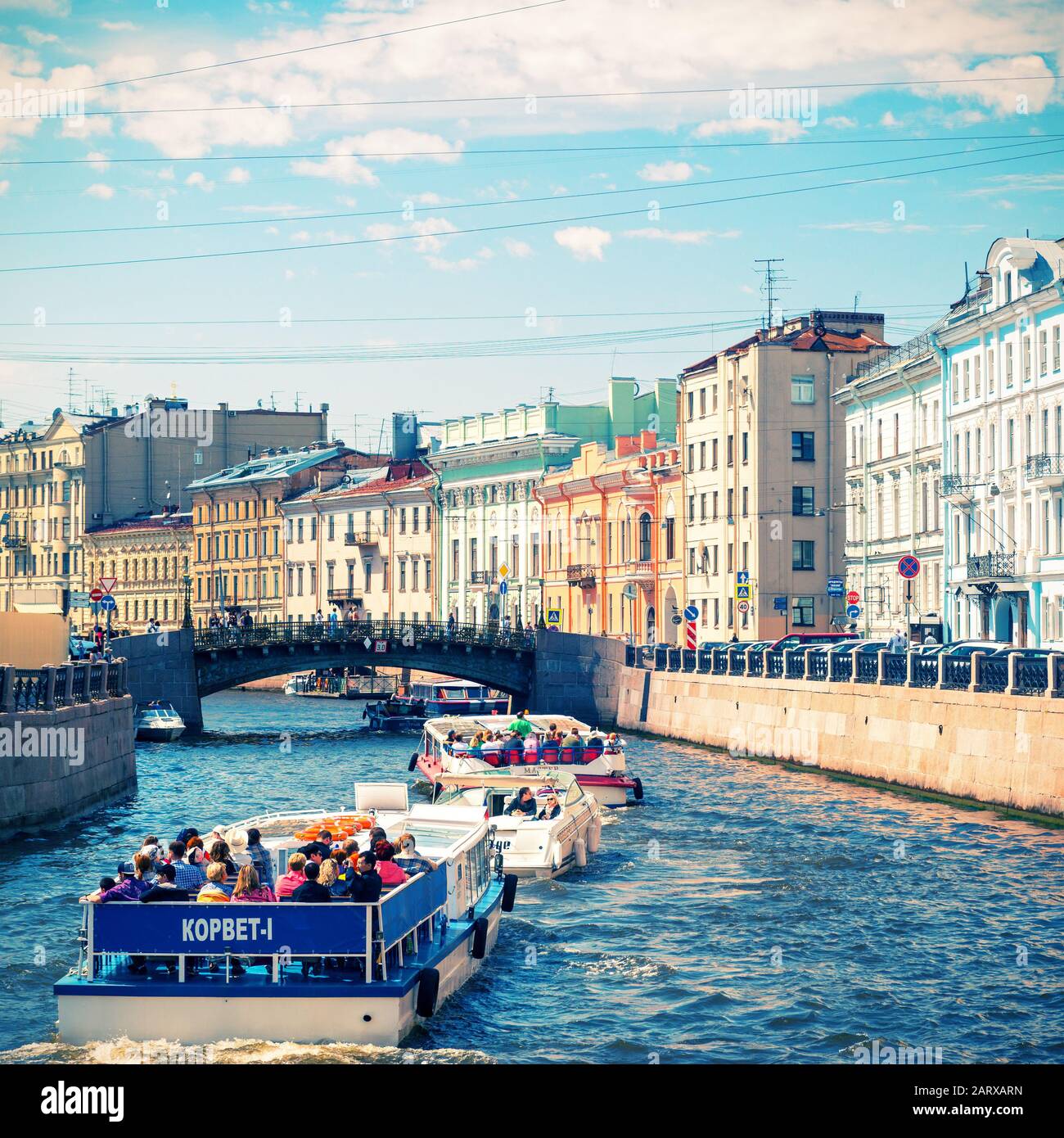 Sankt PETERSBURG, RUSSLAND - 13. JUNI 2014: Touristenboote, die auf dem Fluss Moyka schwimmen. St. Petersburg war die Hauptstadt Russlands und zieht viele Touristen an. Stockfoto