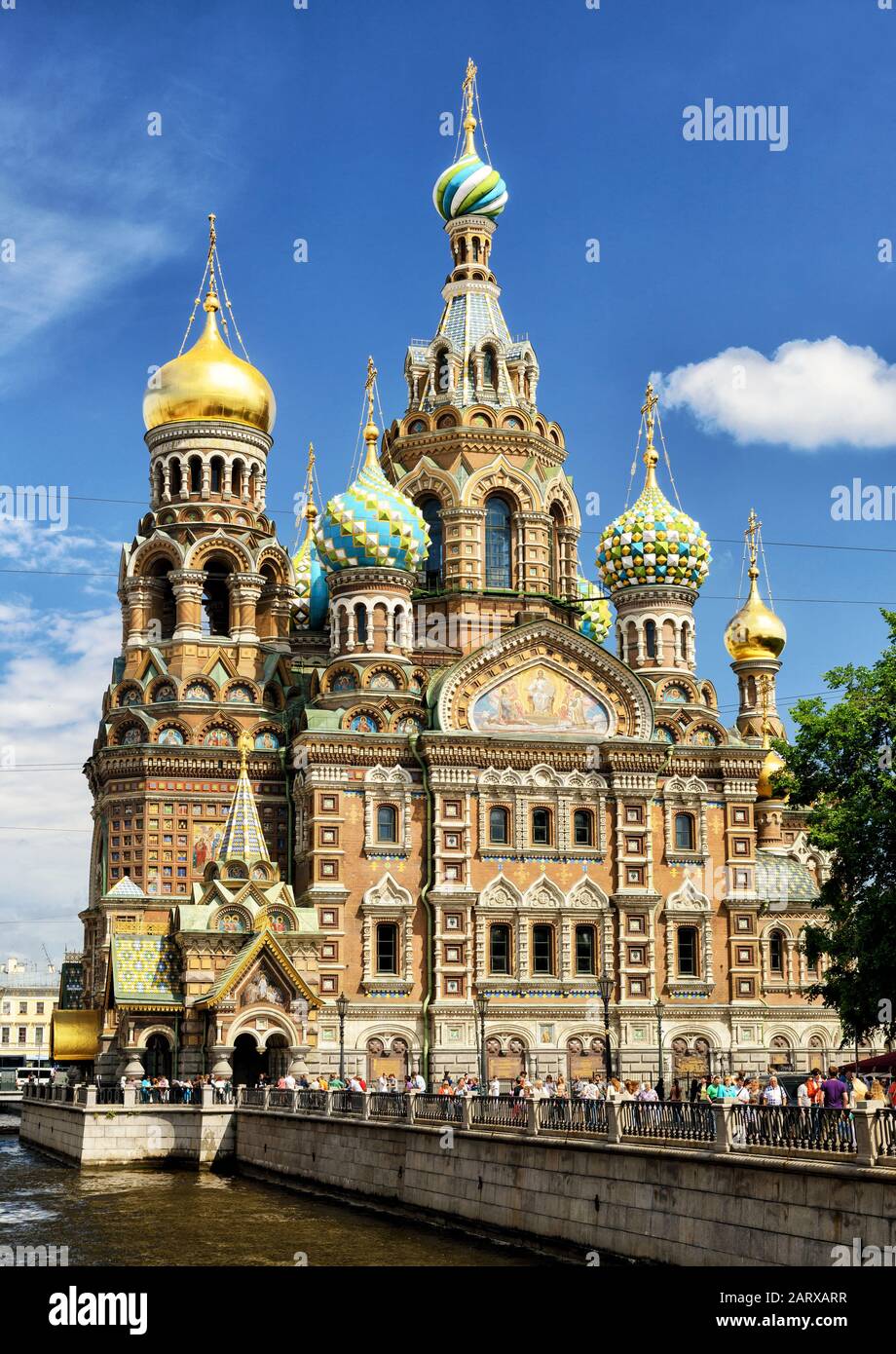 Sankt PETERSBURG, RUSSLAND - 14. JUNI 2014: Erlöserkirche auf Verschütteten Blut. Dies ist ein architektonisches Wahrzeichen der Innenstadt von Sankt Petersburg und ein einzigartiges Stockfoto