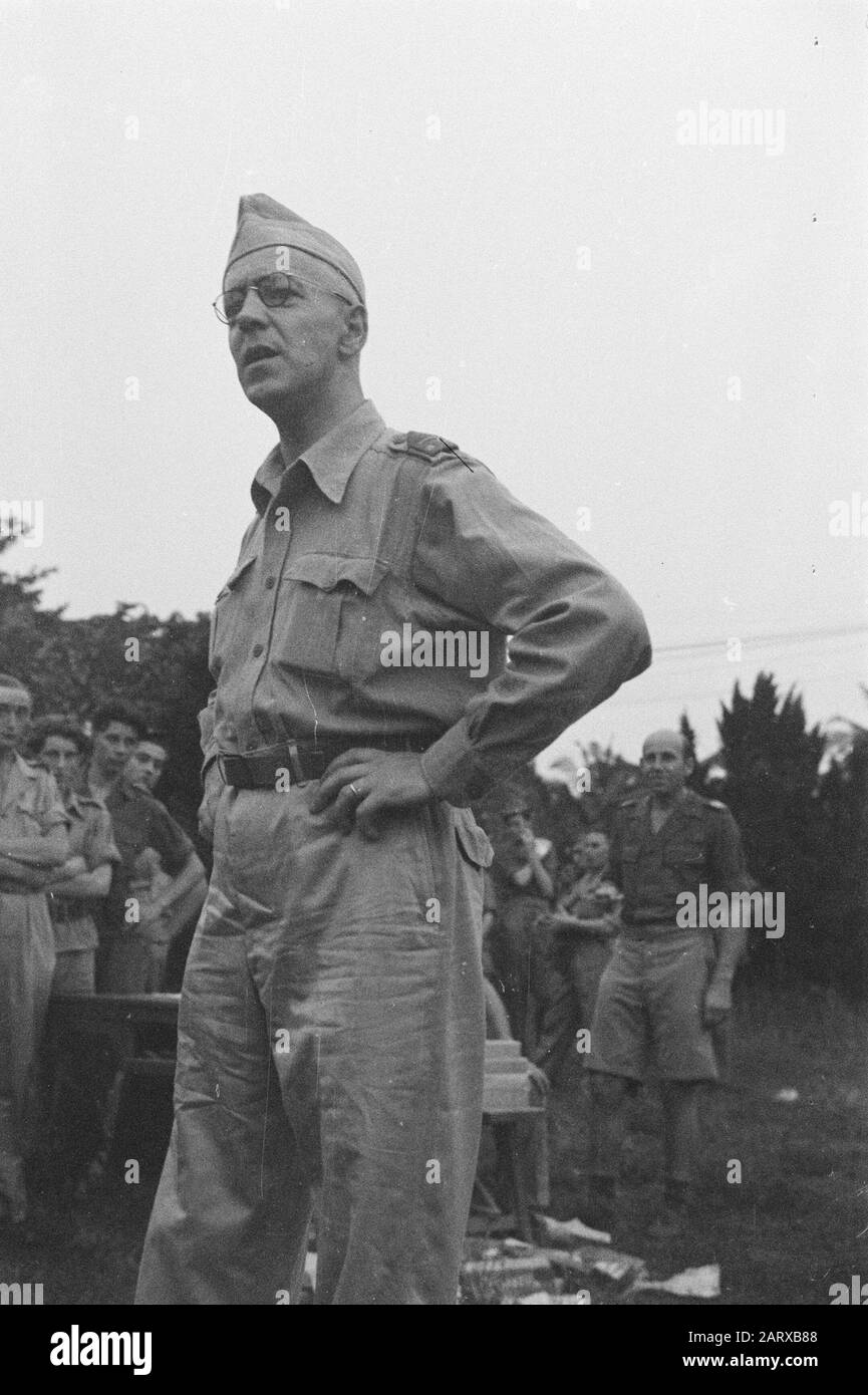 Parade in Medan von III - 3 Ansprache des Infanterieregiments durch Kommandeur Oberstleutnant J.A. de Great Date: Juli 1947 Ort: Indonesien, Medan, Niederländisch-Ostindien Sumatra Stockfoto