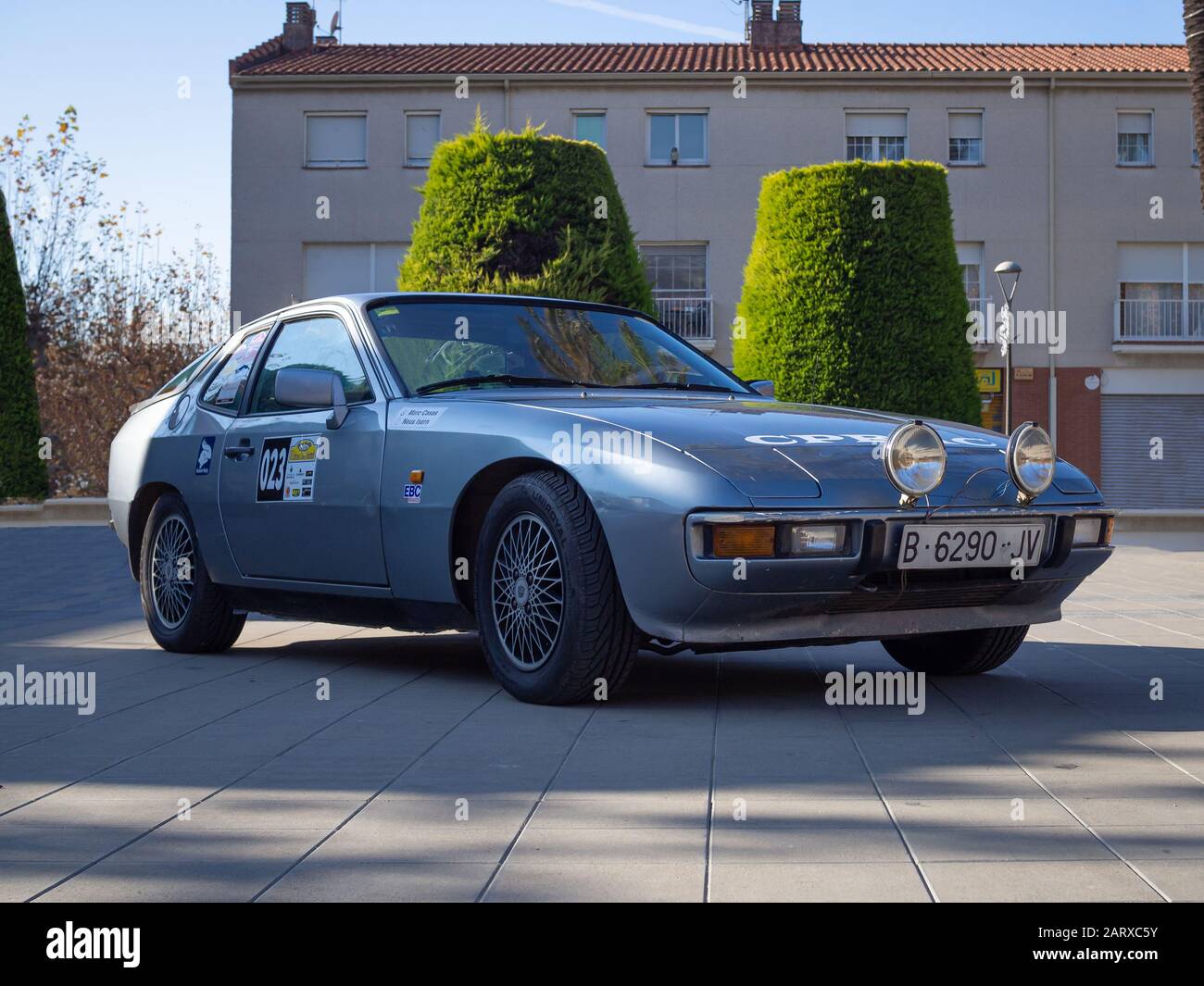 Montmelo, SPANIEN - 30. NOVEMBER 2019: 1982 Porsche 944 in den City Streets. Stockfoto