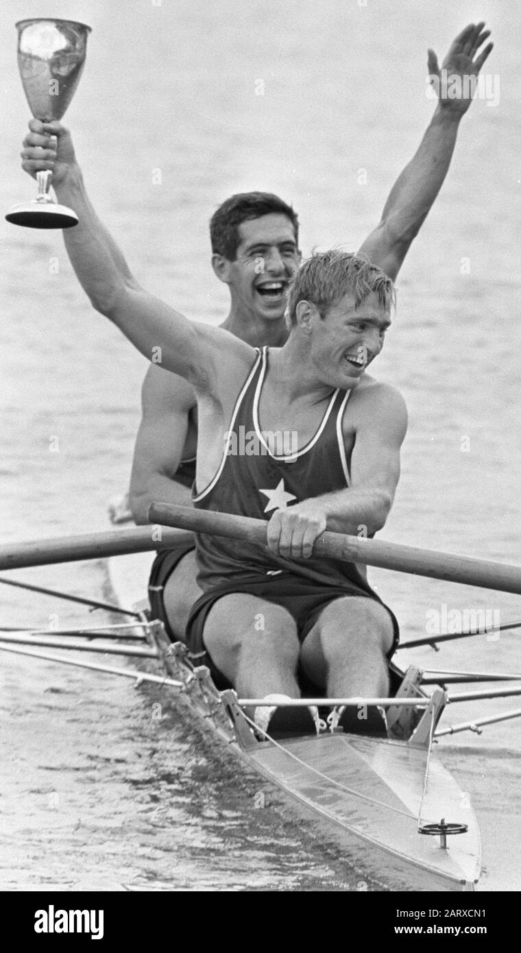 Ruderregatta auf der Waldbahn. Elste zwei ohne gewonnen von den Amerikanern Johnson und Hou mit Pokal; Stockfoto