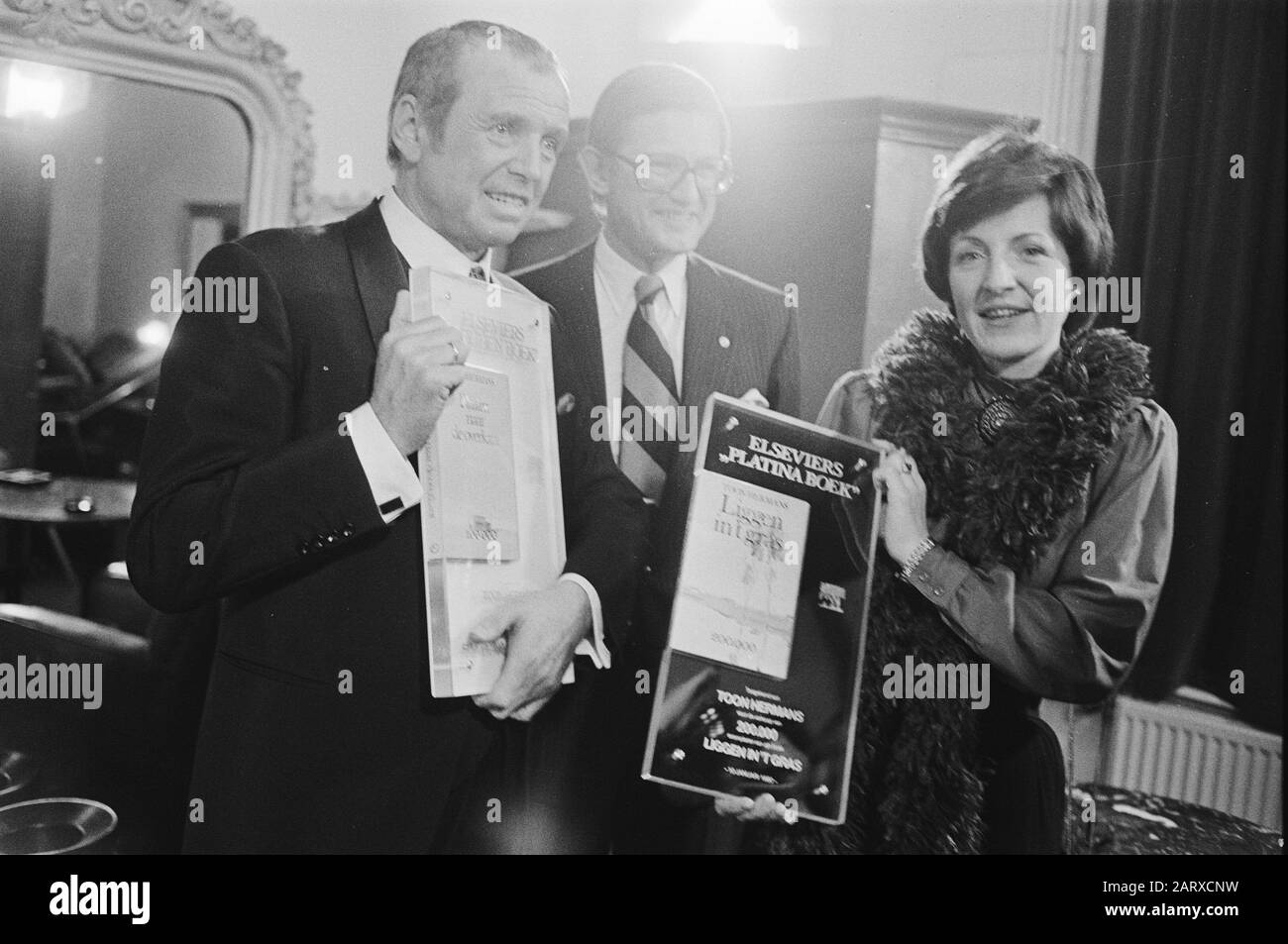 Toon Hermans erhält von Prinzessin Margriet einen Gold- und Platinband (Gedichtbündel) in Carre Datum: 23. Januar 1980 Schlagwörter: Bücher, Kabarettisten, Belege Personenname: Hermans, Toon, Margriet, Prinzessin Stockfoto